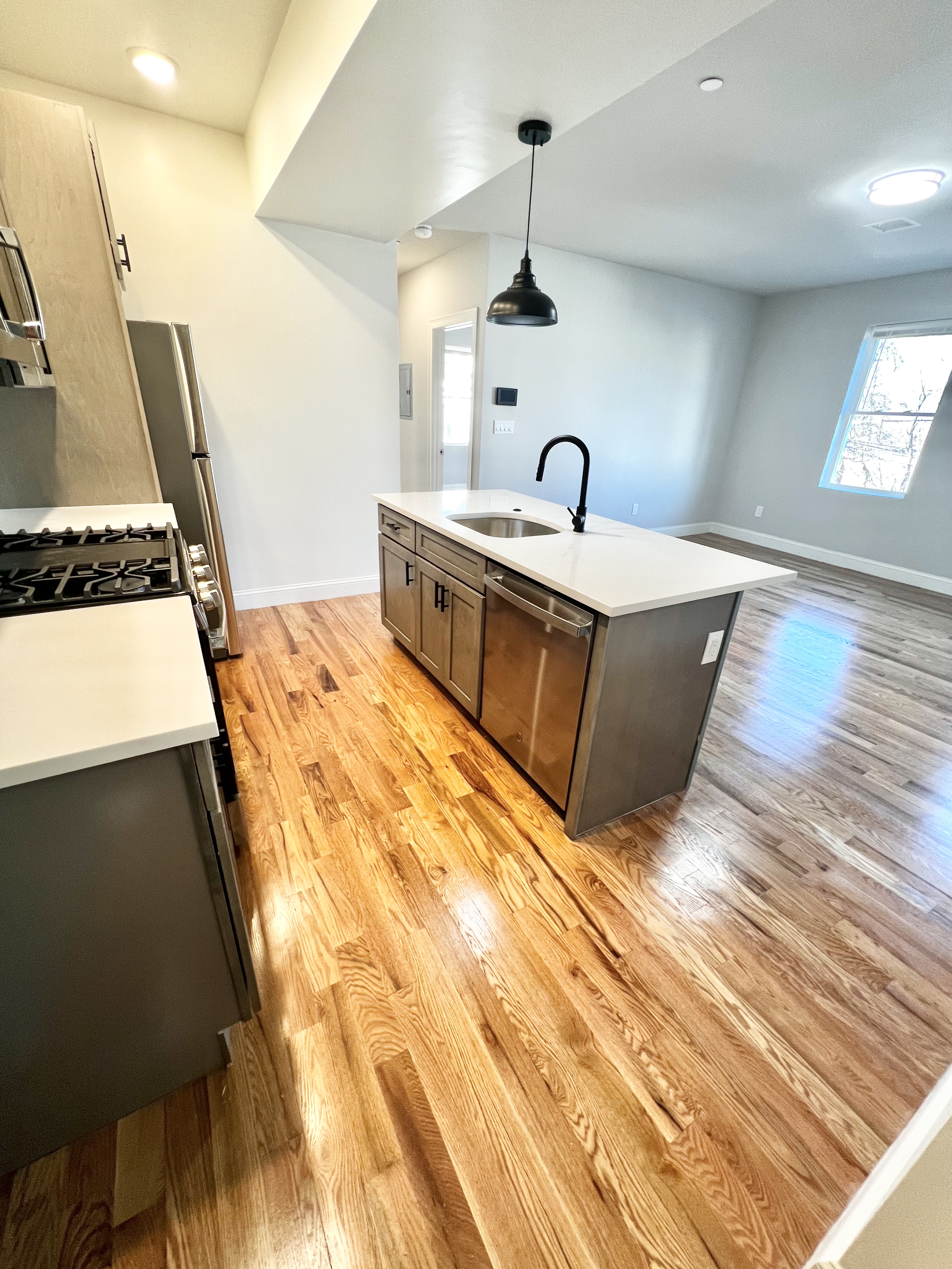 2 bed, 1 bath apartment for rent at 149 Crescent St Unit 7, Lakeview — photo 1 of 10