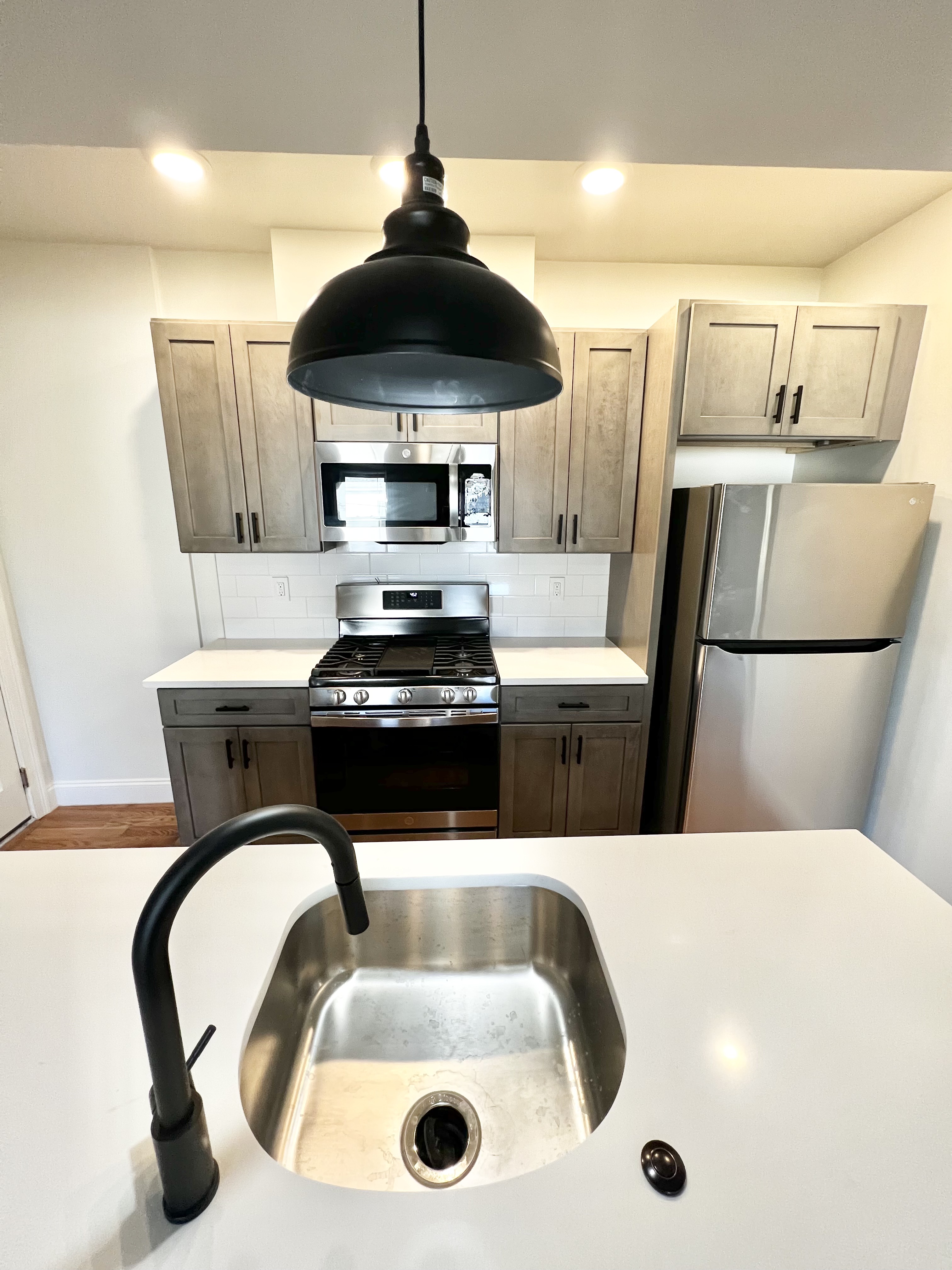 2 bed, 1 bath apartment for rent at 149 Crescent St Unit 7, Lakeview — photo 3 of 10