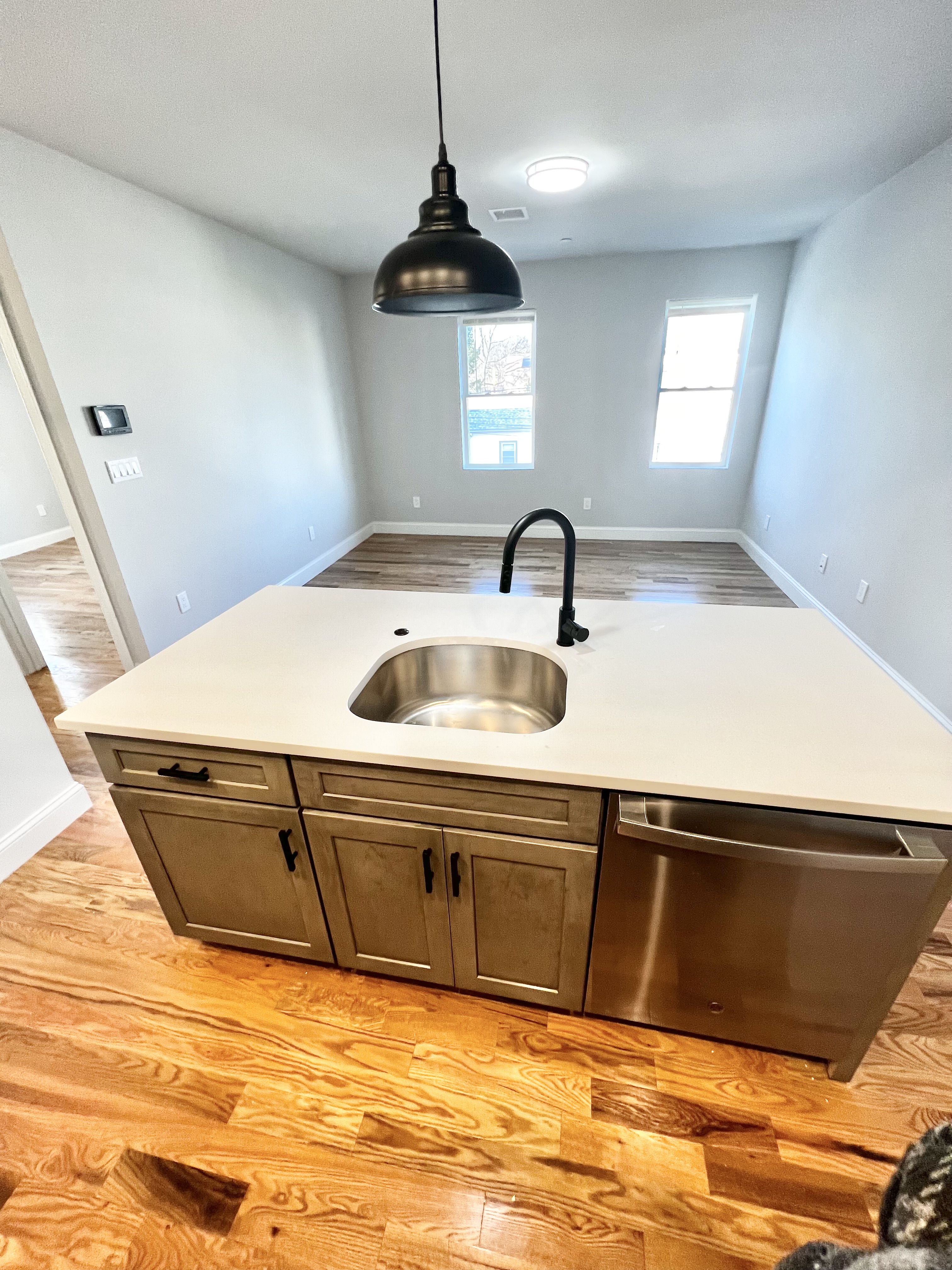 2 bed, 1 bath apartment for rent at 149 Crescent St Unit 7, Lakeview — photo 2 of 10