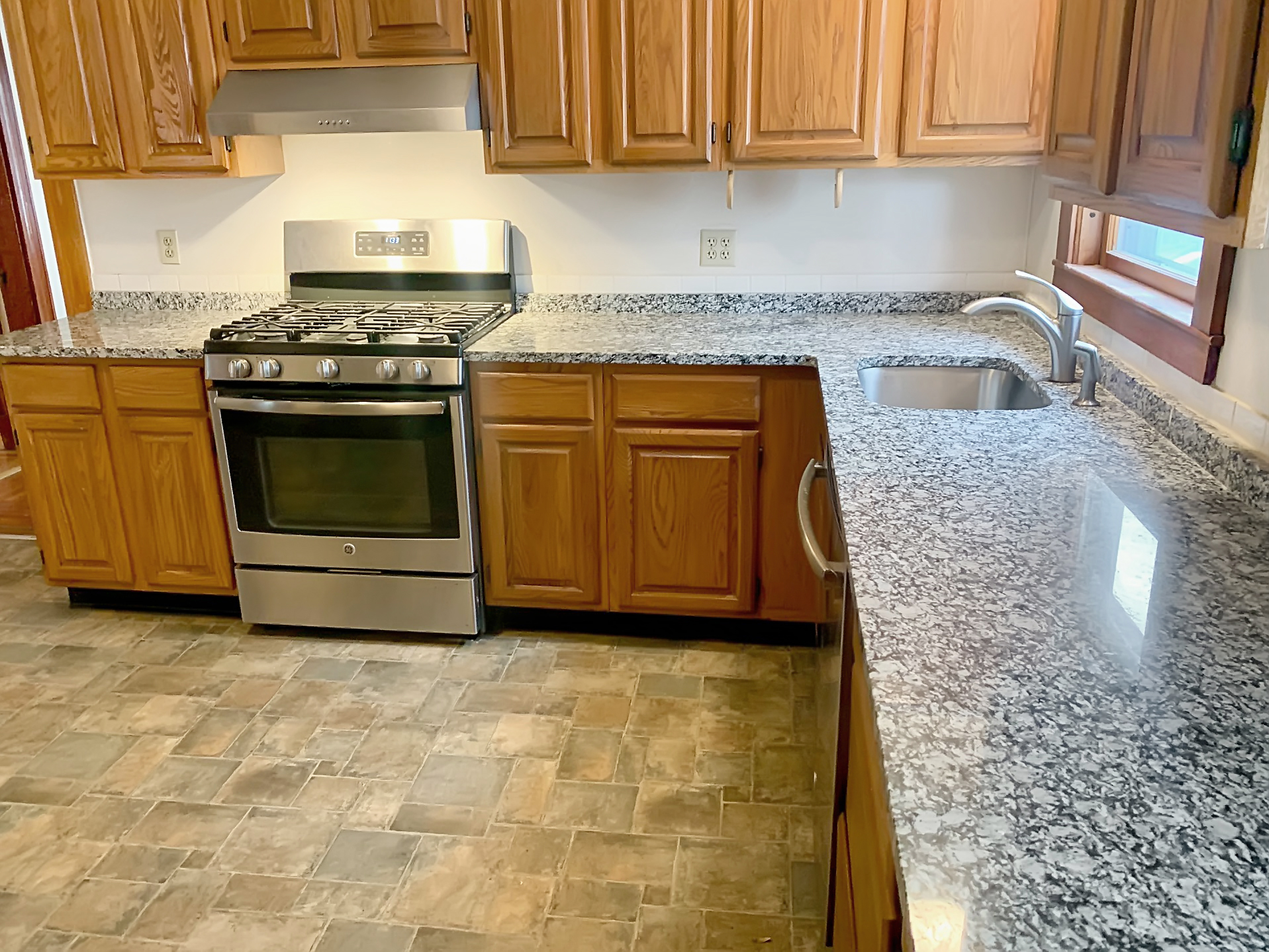 2 bed, 1 bath apartment for rent at 6 Sunmer St Unit 1, Hyde Park — photo 4 of 19
