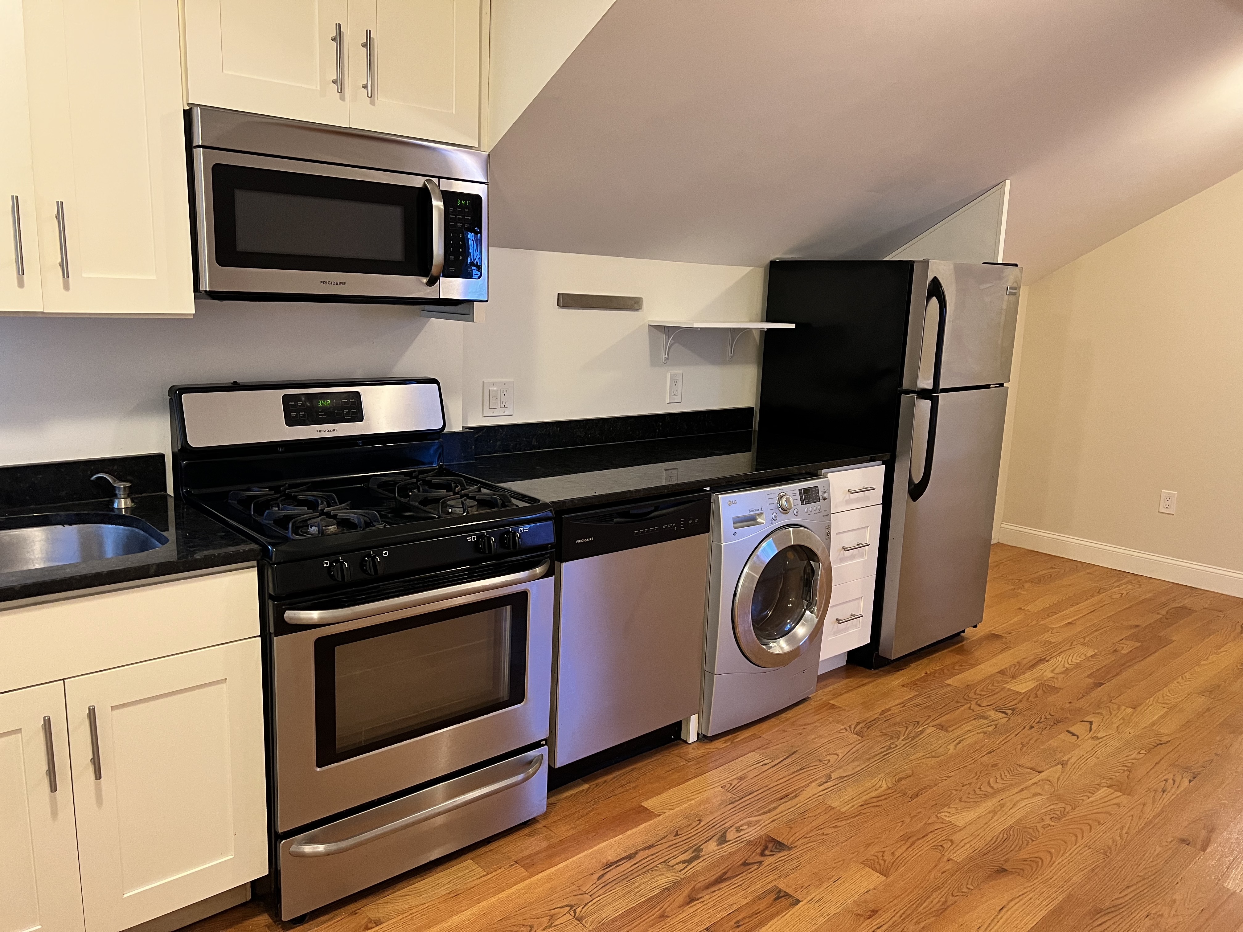 3 bed, 1 bath apartment for rent at 240 Prospect St Unit 2, Inman Square — photo 3 of 8