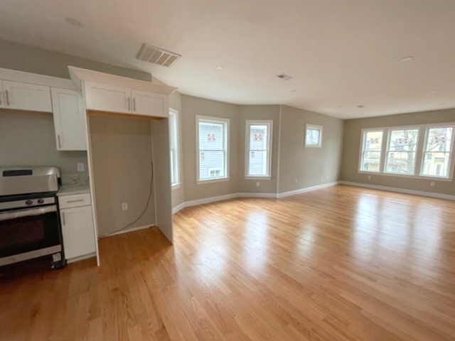 4 bed, 2 bath apartment for rent at 21 Harris Rd Unit A, Medford — photo 4 of 23