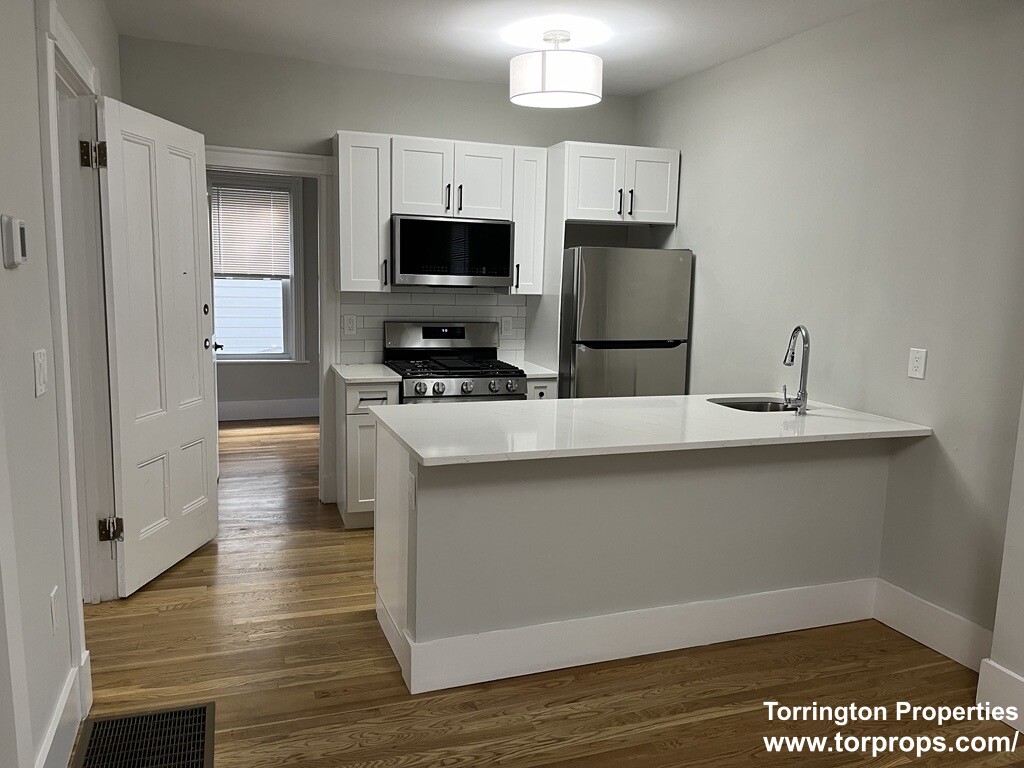 5 bed, 2 bath apartment for rent at 68-70 L St Unit 1, South Boston — photo 11 of 12