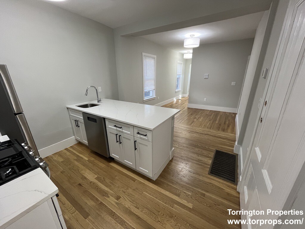 5 bed, 2 bath apartment for rent at 68-70 L St Unit 1, South Boston — photo 12 of 12