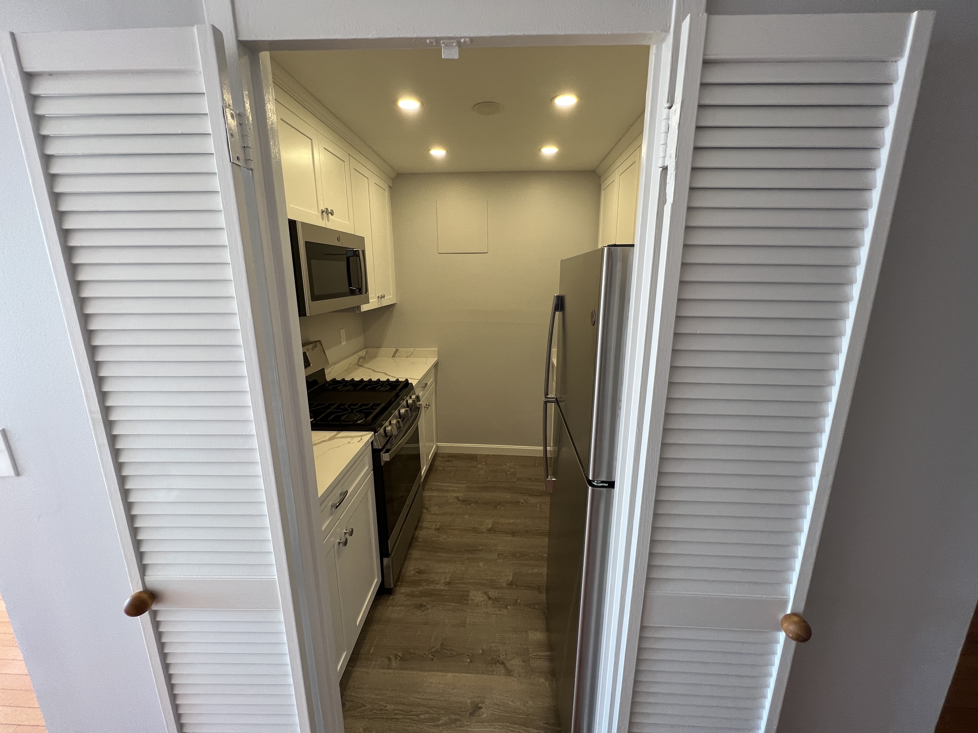 2 bed, 1 bath apartment for rent at 85 East India Row Unit 37E, Waterfront — photo 11 of 23