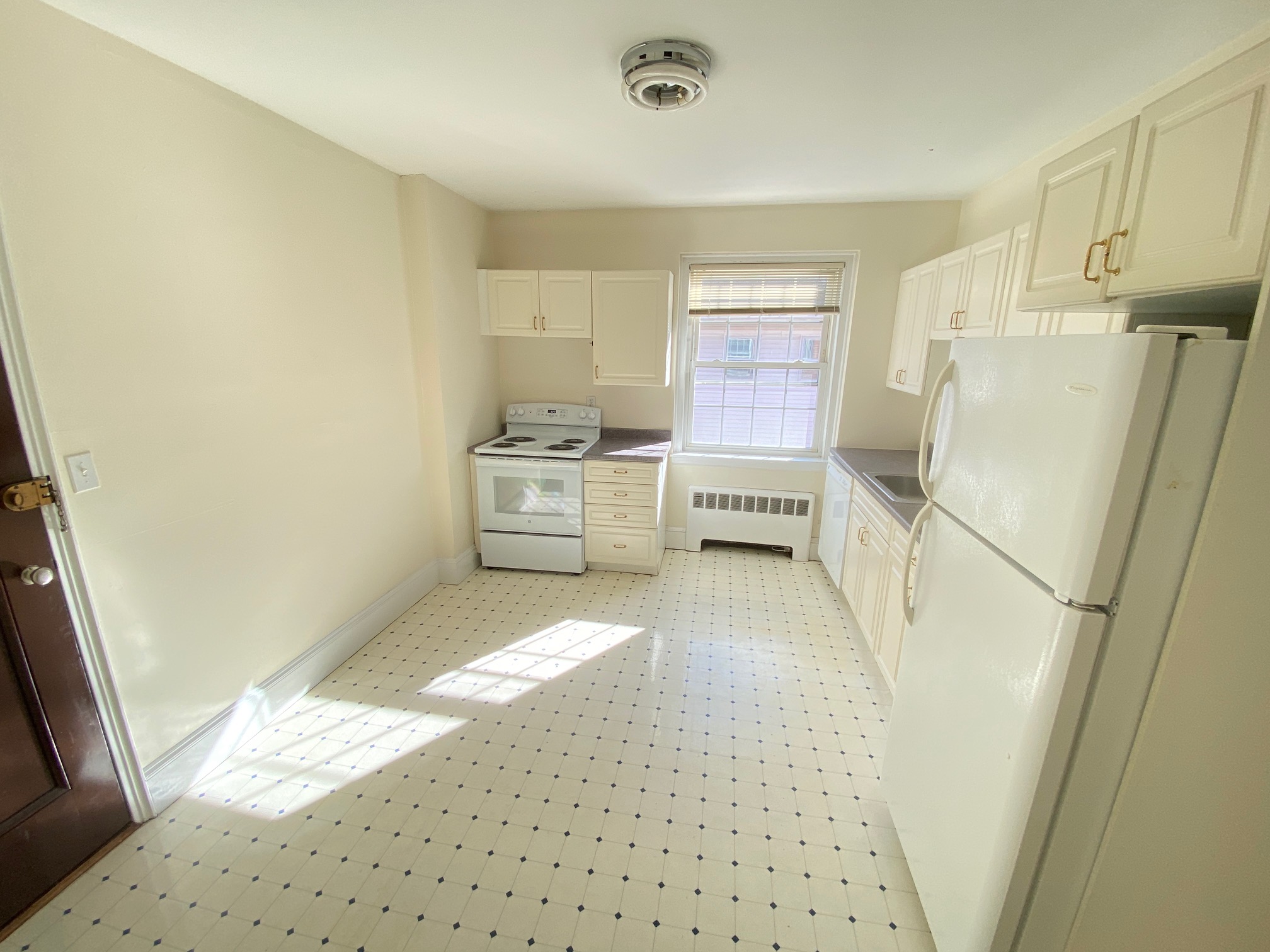 1 bed, 1 bath apartment for rent at 550 Belmont St Unit 1, Watertown — photo 2 of 6
