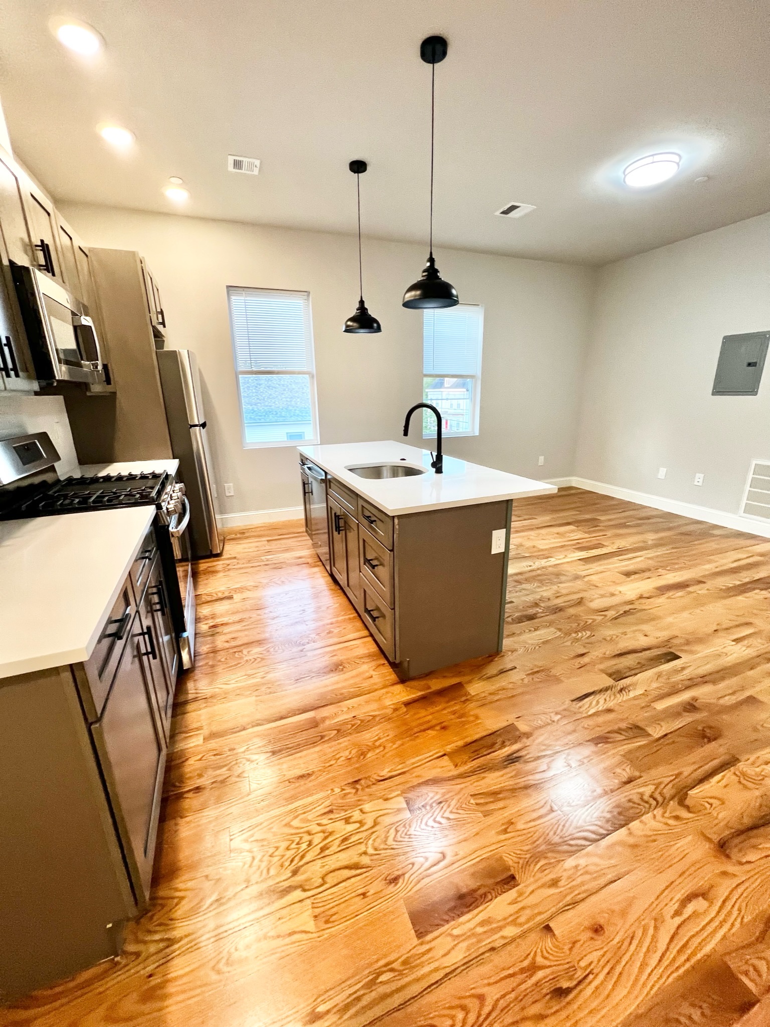 2 bed, 1.5 bath apartment for rent at 151 Crescent St Unit 5, Highlands — photo 3 of 19
