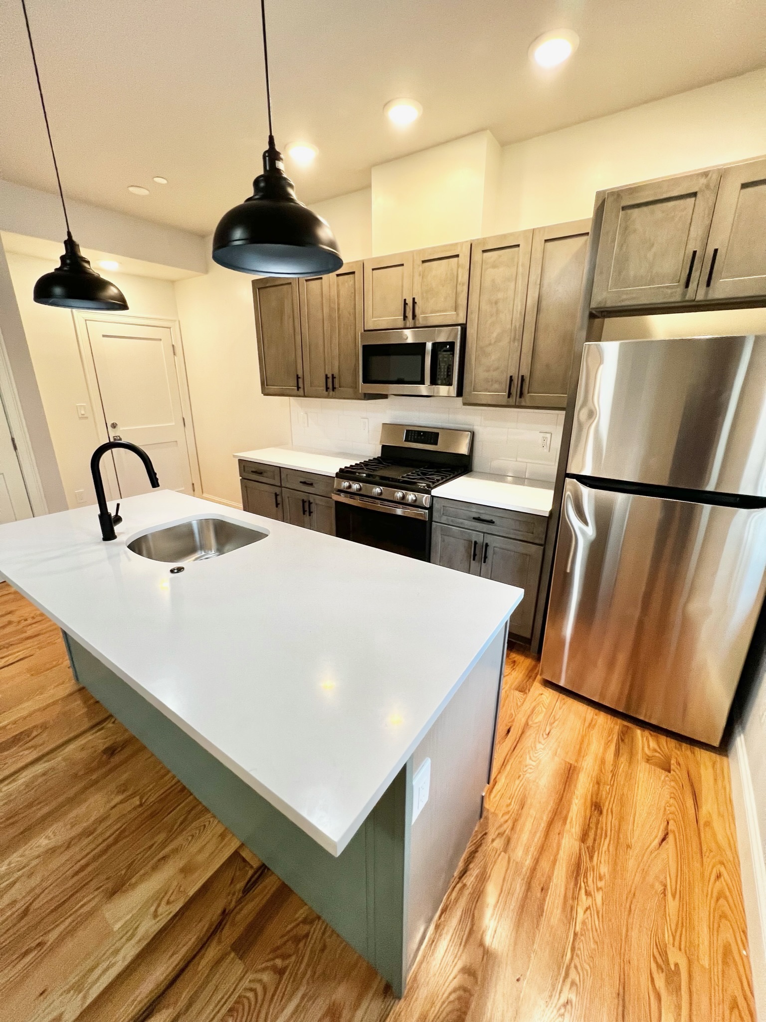 2 bed, 1.5 bath apartment for rent at 151 Crescent St Unit 5, Highlands — photo 2 of 19