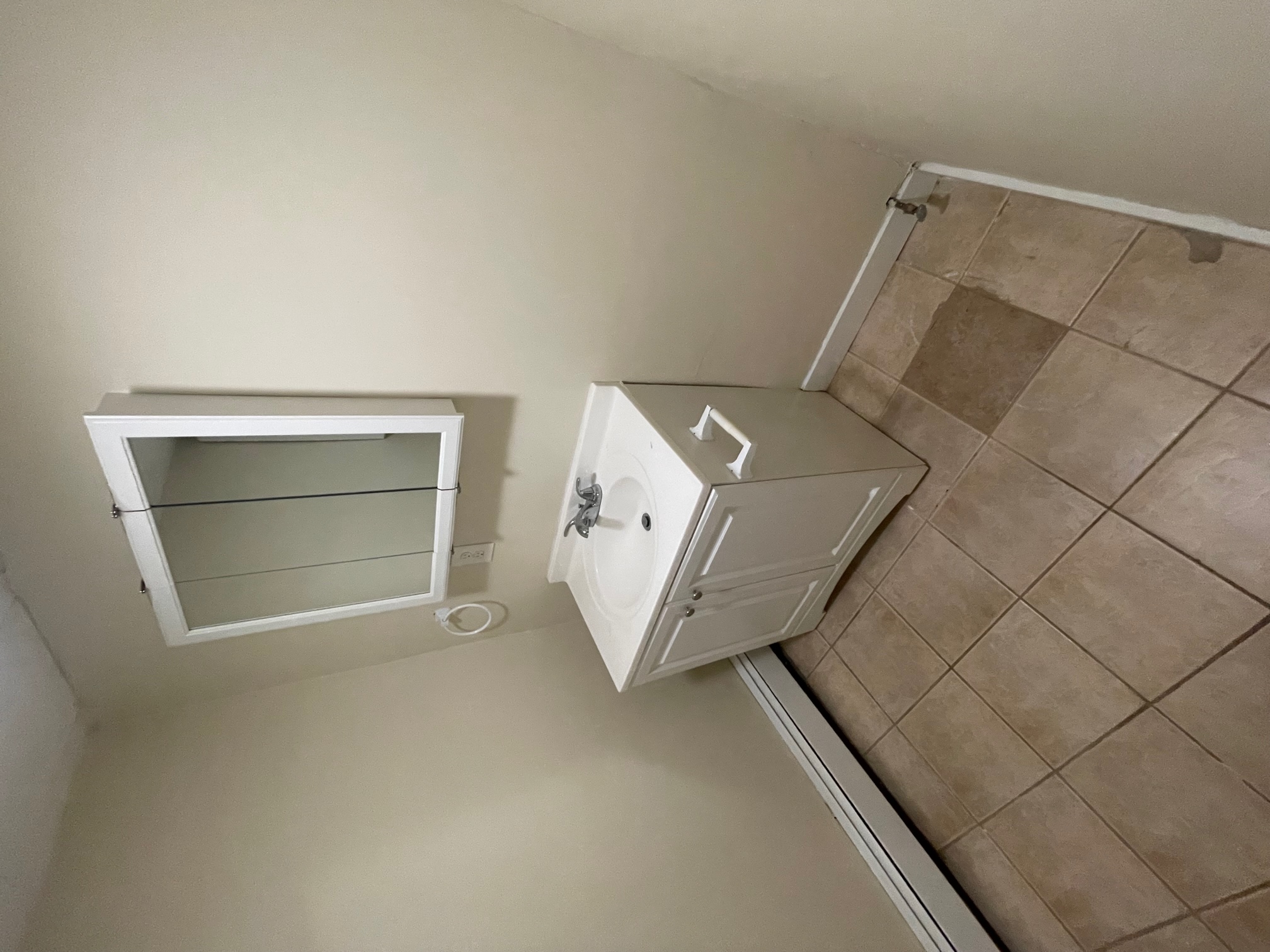 2.5 bed, 1 bath apartment for rent at 3 Bishop Allen Dr Unit 1, Central Square — photo 4 of 14