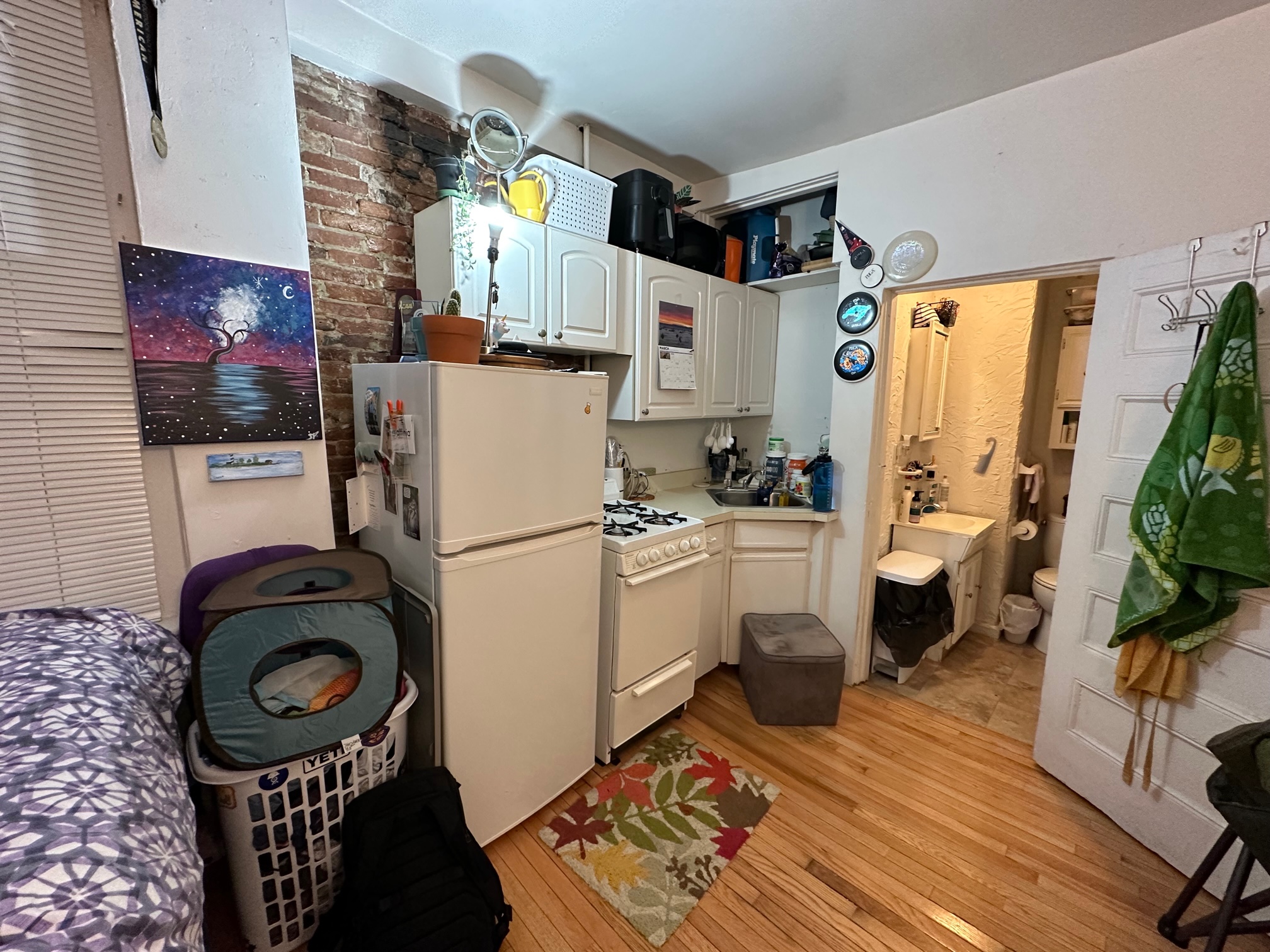 Studio bed, 1 bath apartment for rent at 64 Myrtle St Unit 5, Beacon Hill — photo 3 of 6