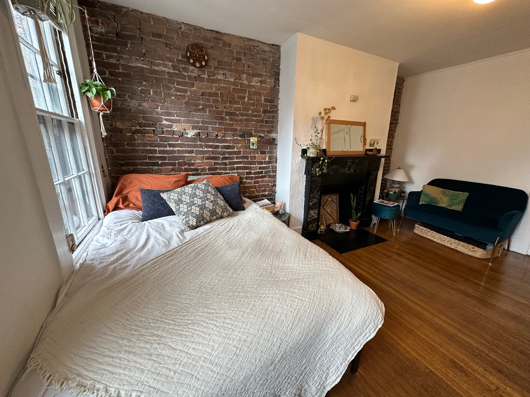 Studio bed, 1 bath apartment for rent at 54 Russell St Unit 5, Beacon Hill — photo 2 of 9