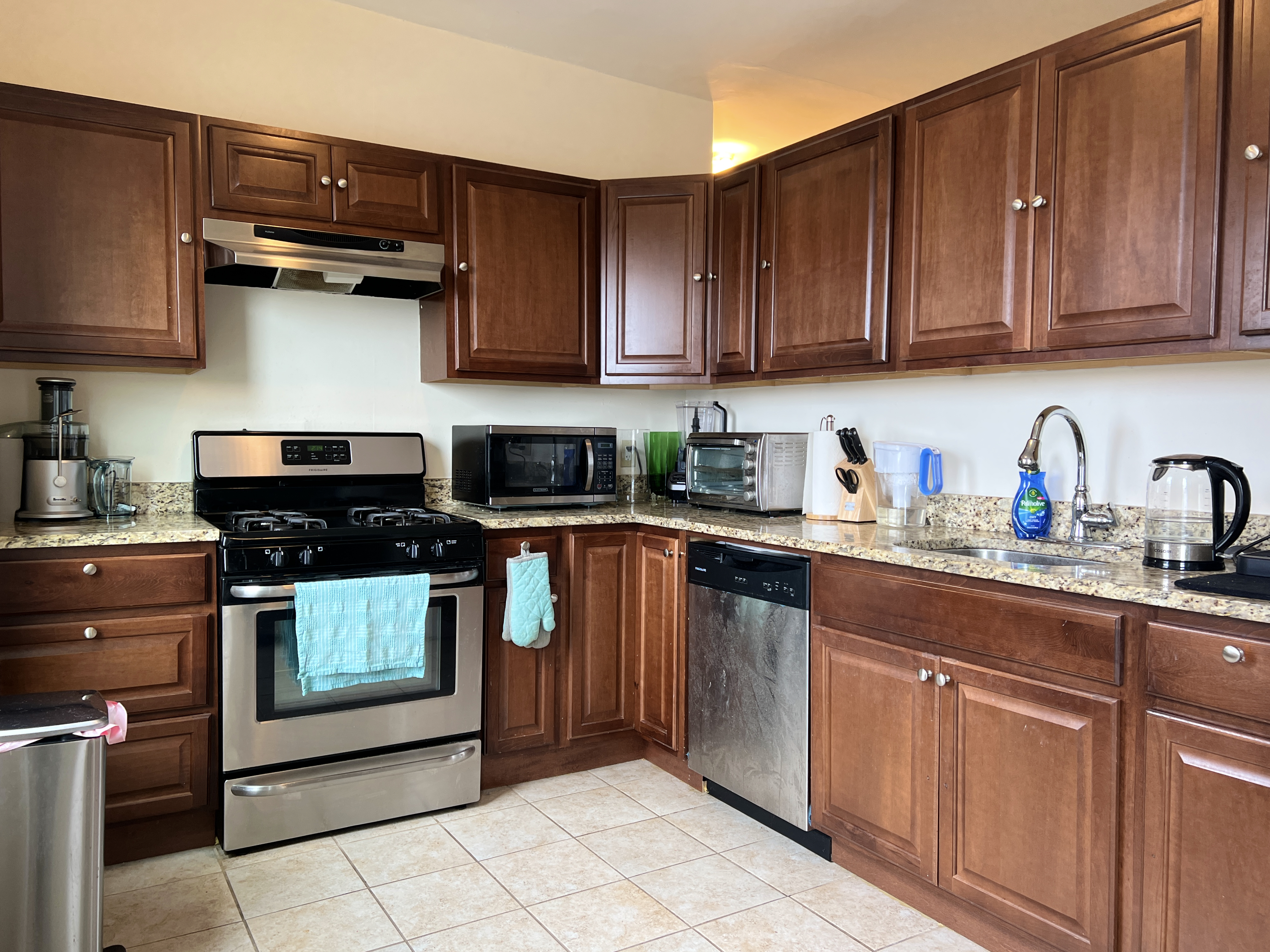 3 bed, 1 bath apartment for rent at 54 Cottage St Unit 3, Chelsea — photo 2 of 12