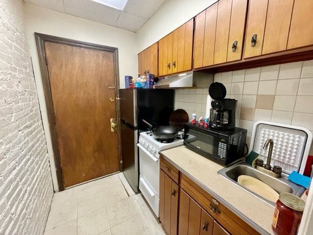 Studio bed, 1 bath apartment for rent at 23 Sheafe St Unit 2R, North End — photo 4 of 6