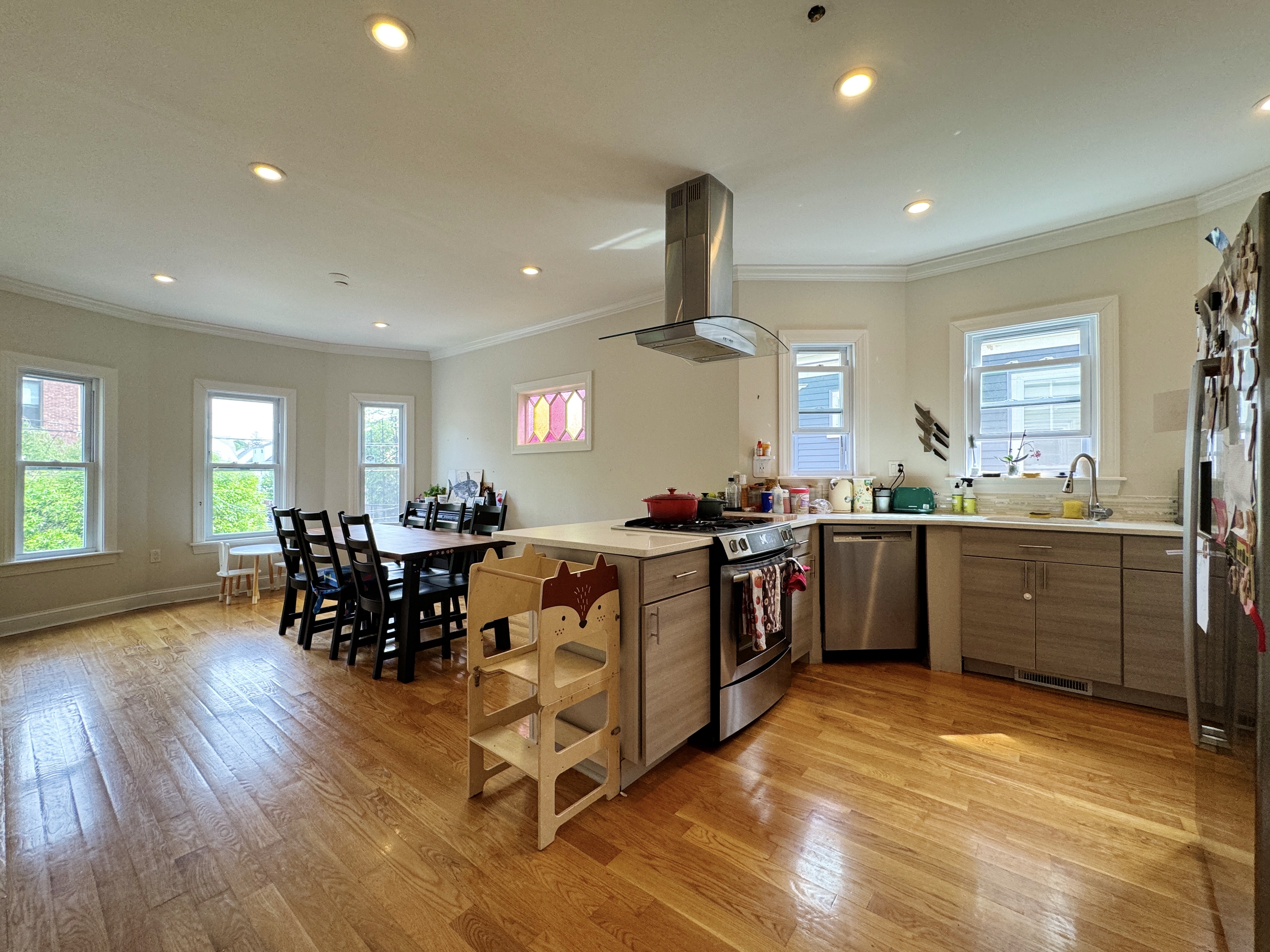3 bed, 2 bath apartment for rent at 200 Willow Ave Unit 2, Powder House Square — photo 5 of 17