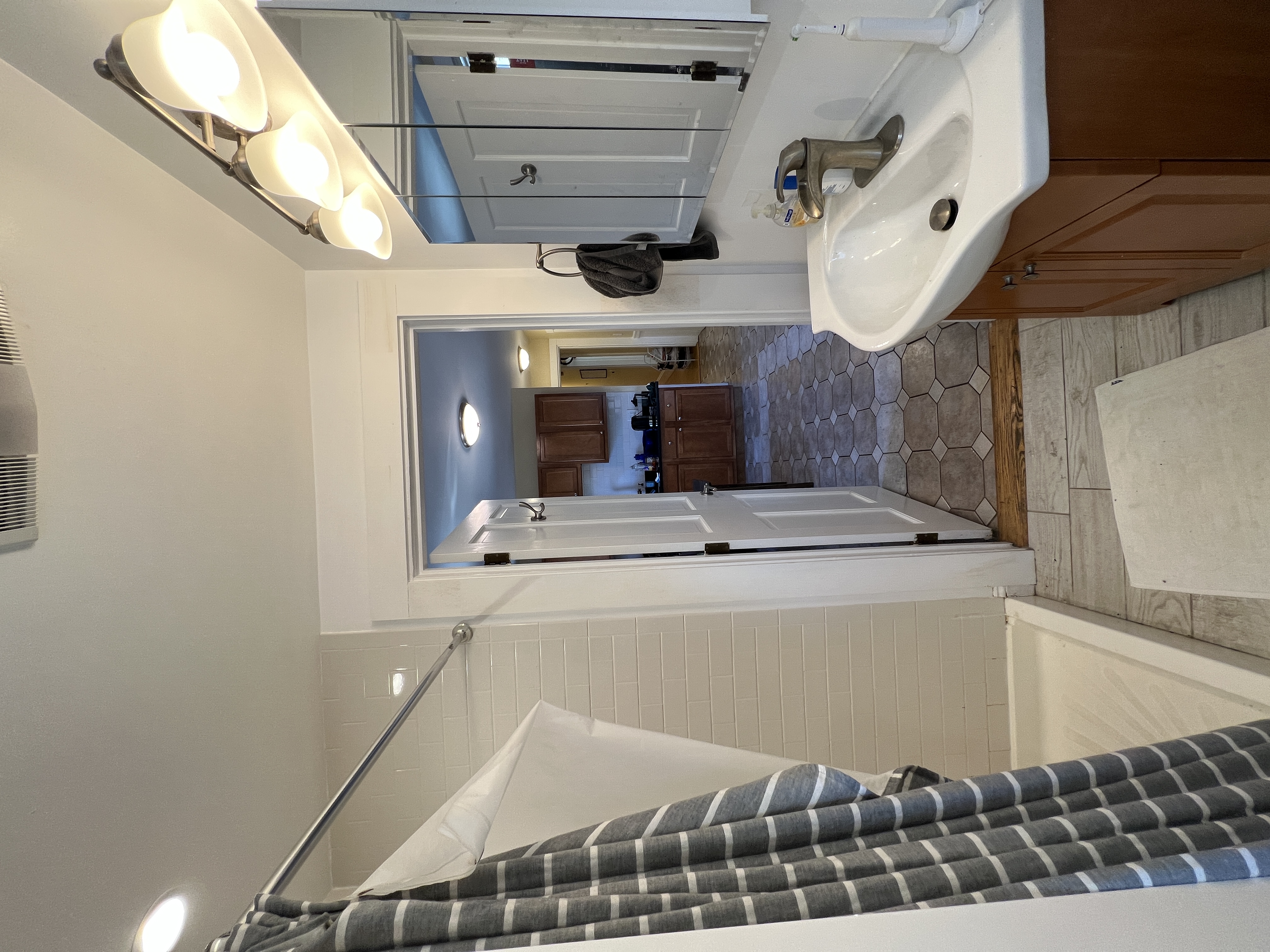 4 bed, 2.5 bath apartment for rent at 176 Elm Unit c, Davis Square — photo 12 of 13