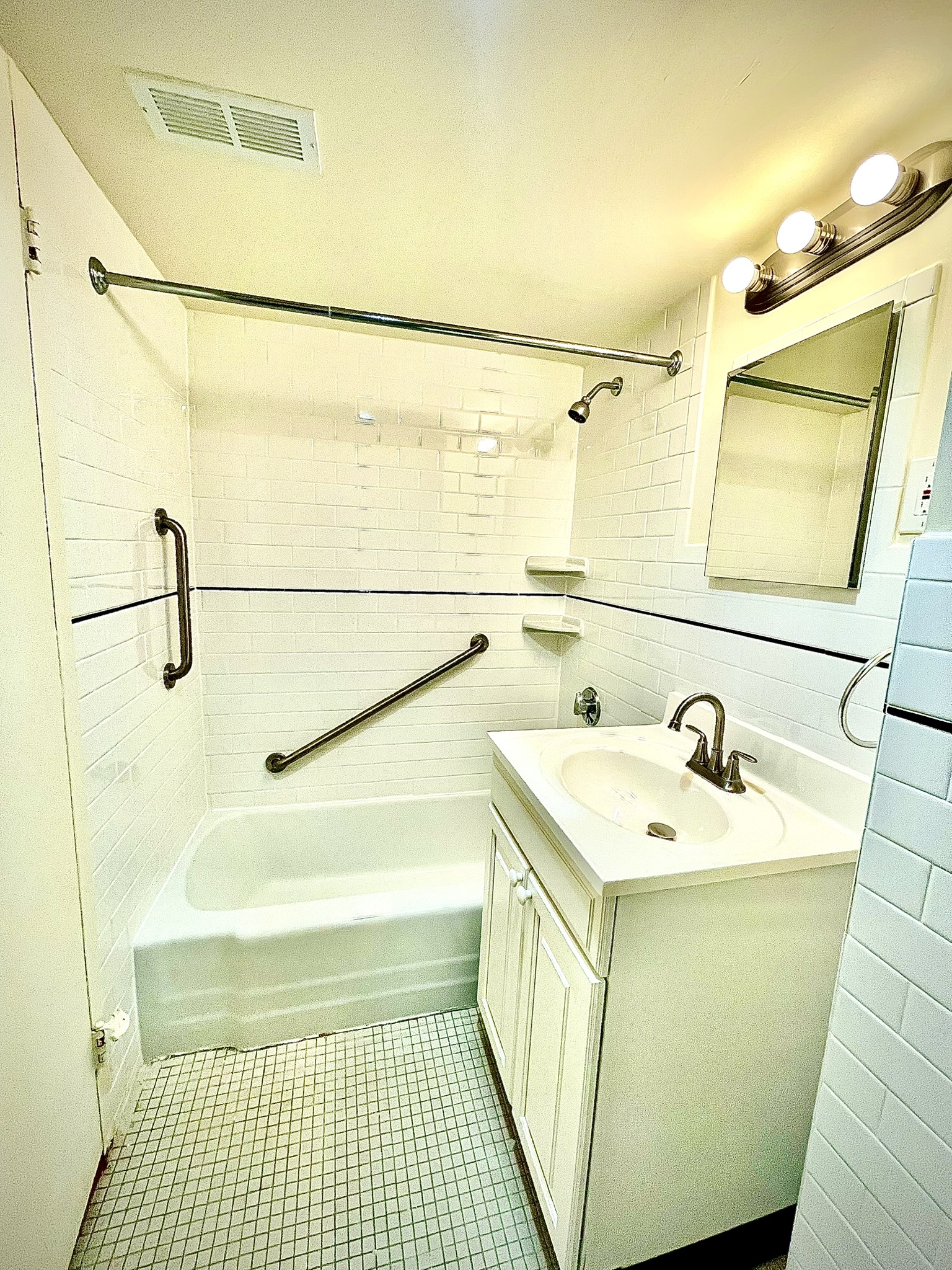 101 Monmouth St, Longwood