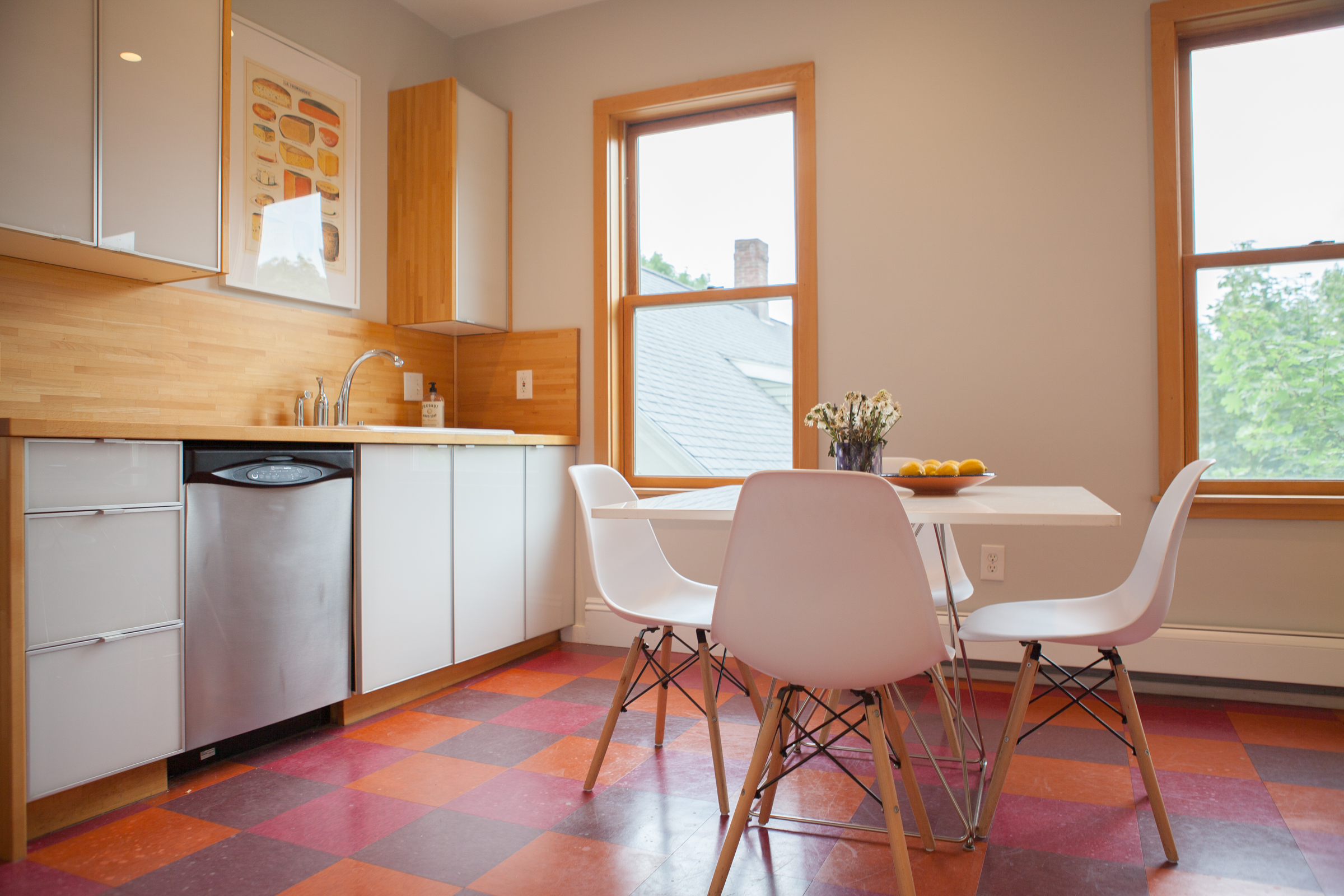 3 bed, 1 bath apartment for rent at 304 Washington St Unit 6, Central Square — photo 3 of 11