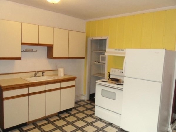 6 bed, 2 bath apartment for rent at 54 Pratt St Unit 1, Allston — photo 6 of 8