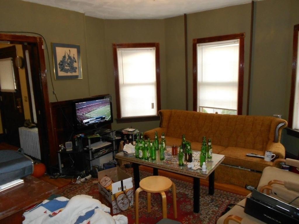 6 bed, 2 bath apartment for rent at 54 Pratt St Unit 1, Allston — photo 3 of 8