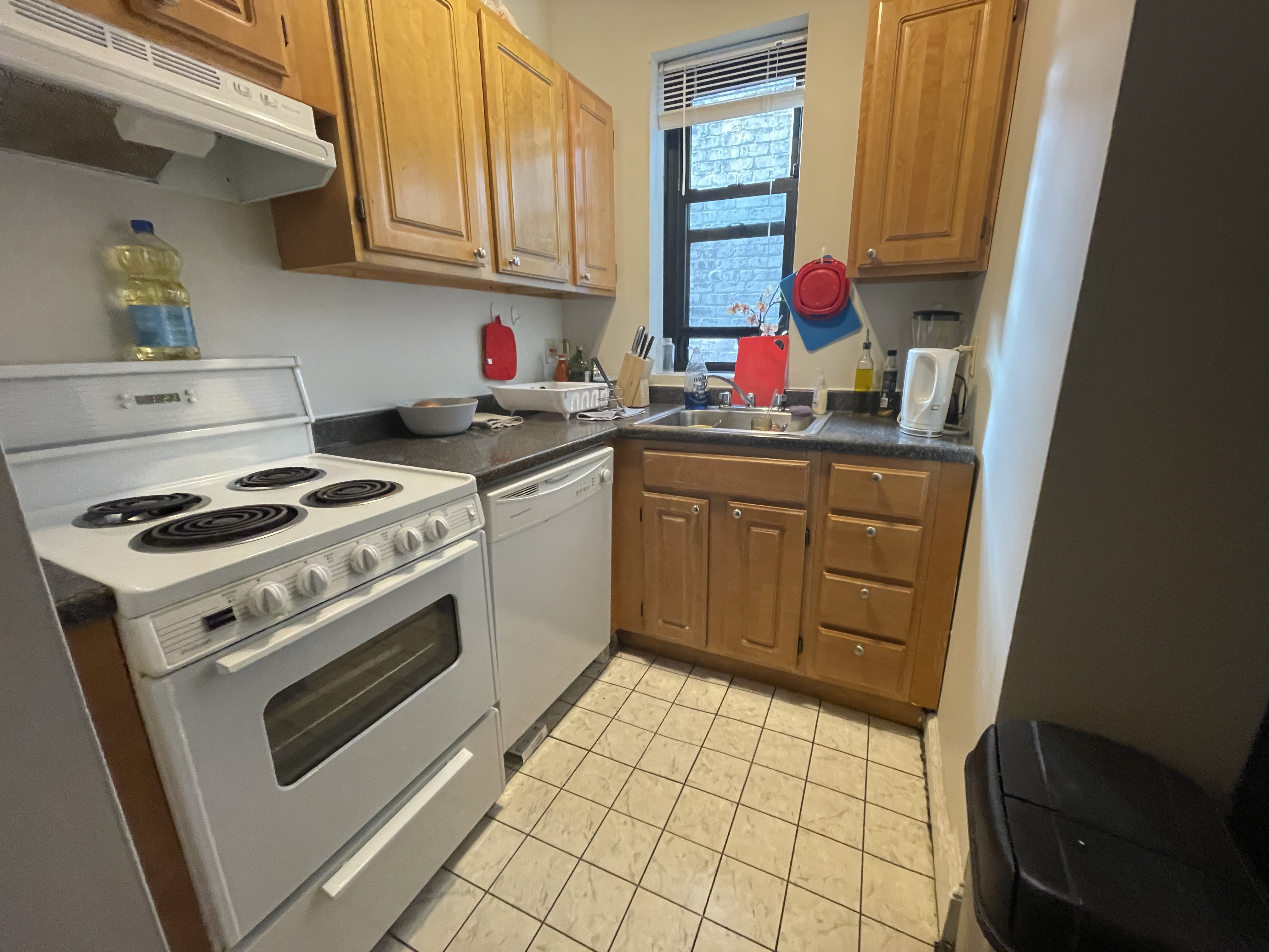3 bed, 1 bath apartment for rent at 829 Beacon St Unit 5, Fenway — photo 3 of 9