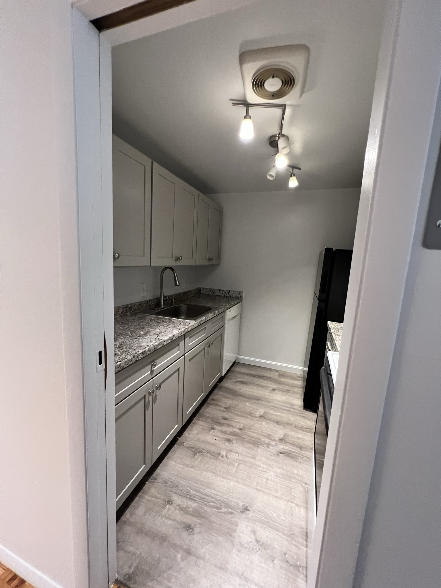 3 bed, 1.5 bath apartment for rent at 330 Newton St Unit D, Chestnut Hill — photo 6 of 11