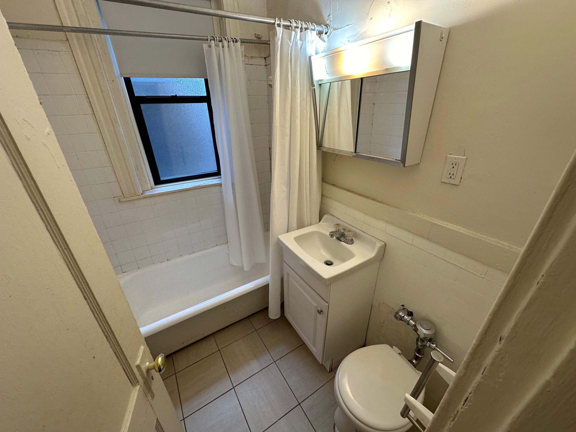 3 bed, 1 bath apartment for rent at 1144 Commonwealth Ave Unit 1, Allston — photo 6 of 8