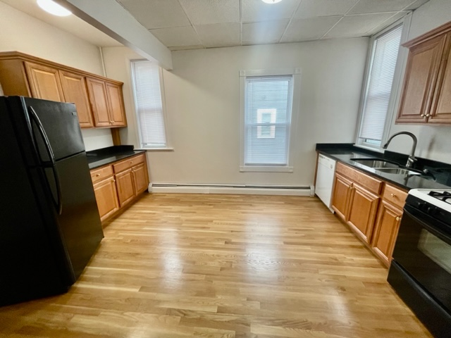 3.5 bed, 1 bath apartment for rent at 7 Grafton St Unit 2, Dorchester — photo 5 of 20