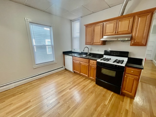 3.5 bed, 1 bath apartment for rent at 7 Grafton St Unit 2, Dorchester — photo 6 of 20