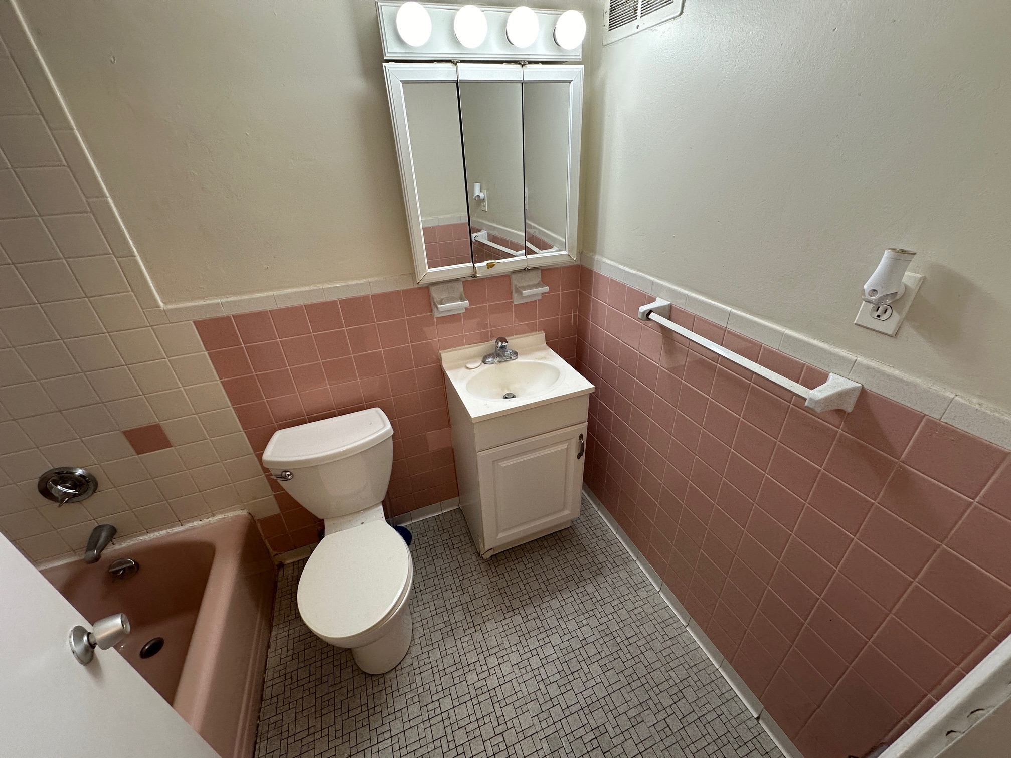 Studio bed, 1 bath apartment for rent at 1799 Centre St Unit 16, West Roxbury — photo 4 of 10