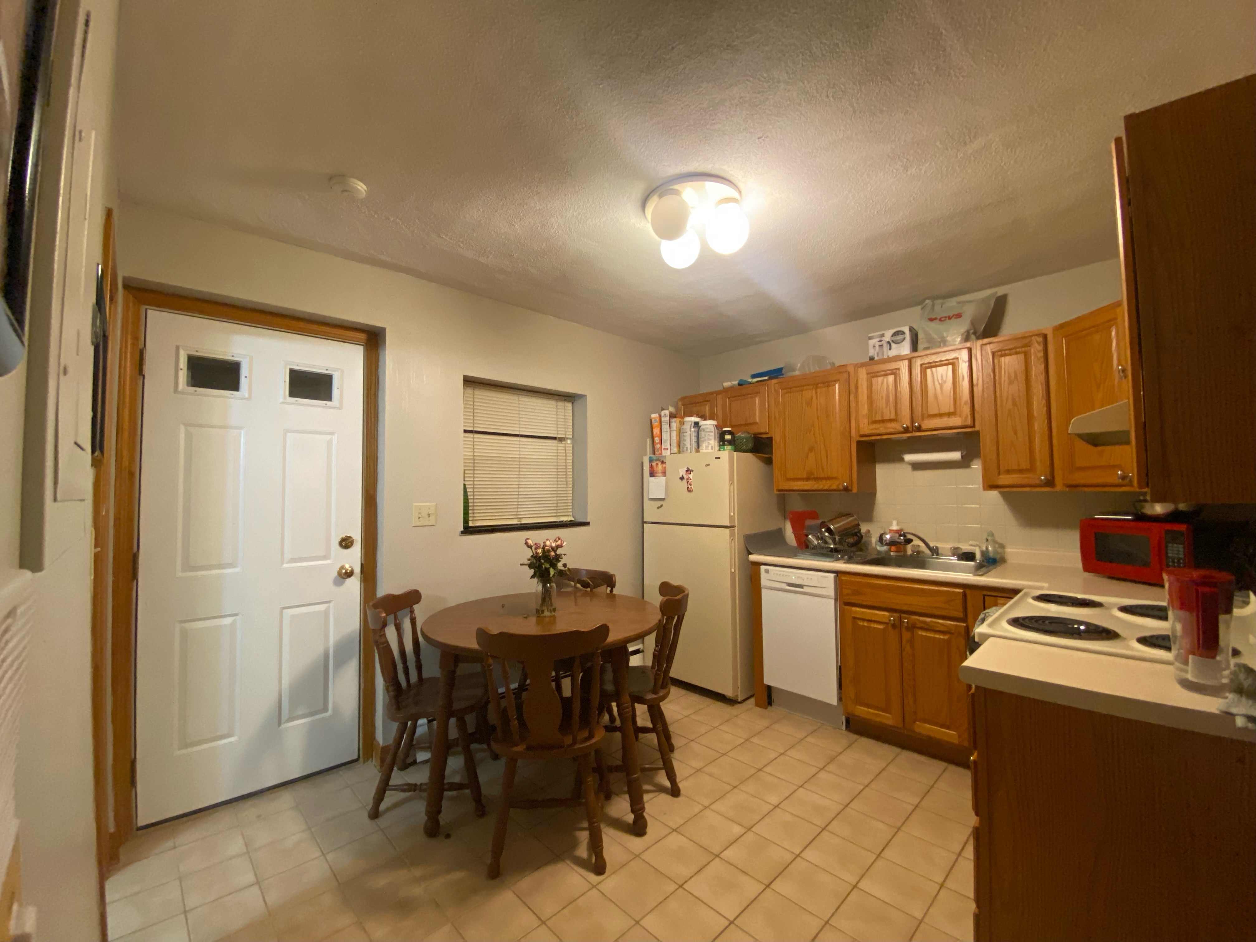 Studio bed, 1 bath apartment for rent at 274 Grove St Unit 3, Newton — photo 3 of 4