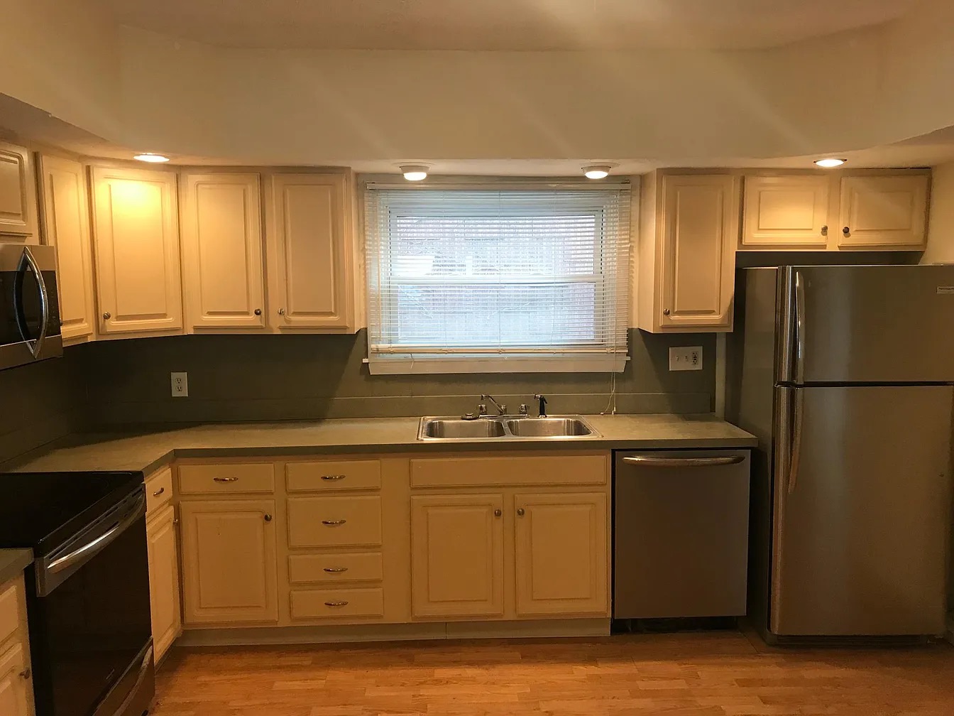 3 bed, 1 bath apartment for rent at 613 3rd St Unit 2, South Boston — photo 1 of 8