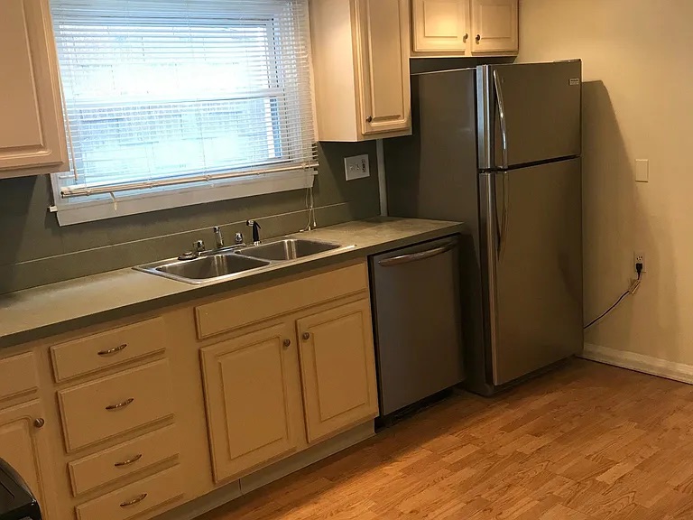 3 bed, 1 bath apartment for rent at 613 3rd St Unit 2, South Boston — photo 2 of 8