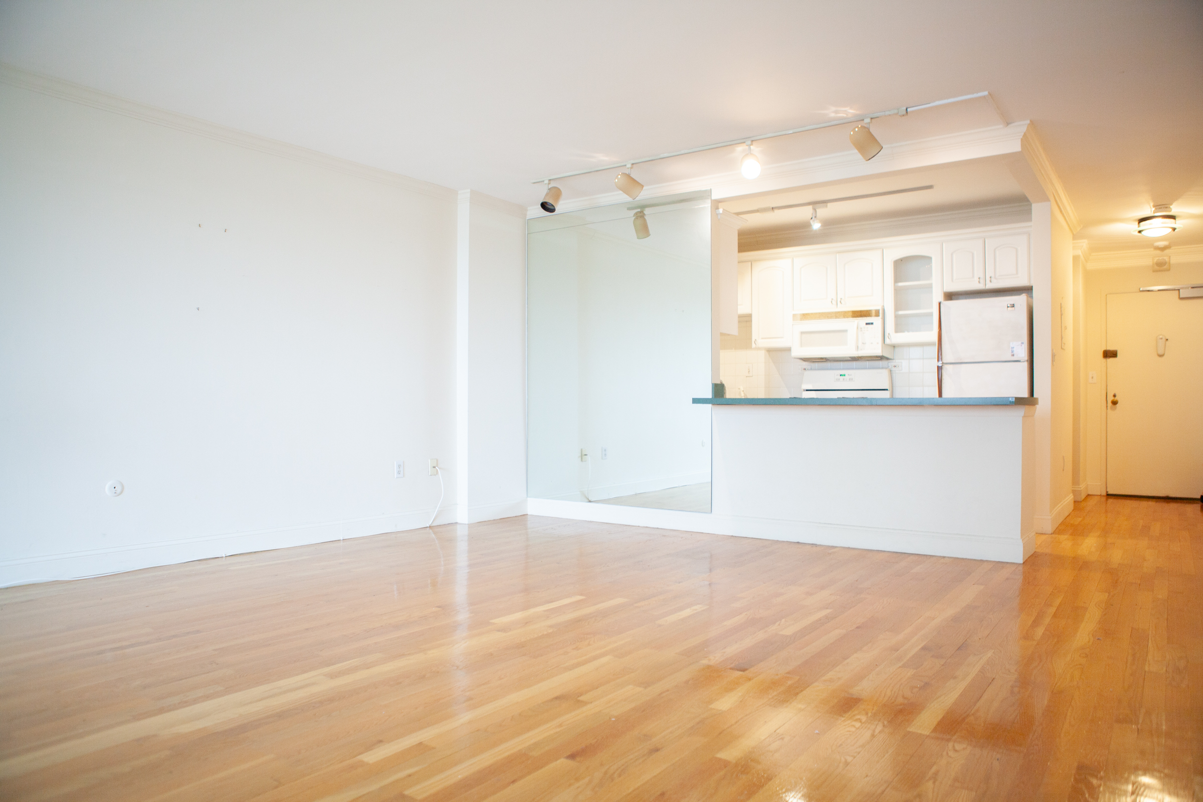 Studio bed, 1 bath apartment for rent at 2 Hawthorne Pl Unit 15F, West End — photo 3 of 11