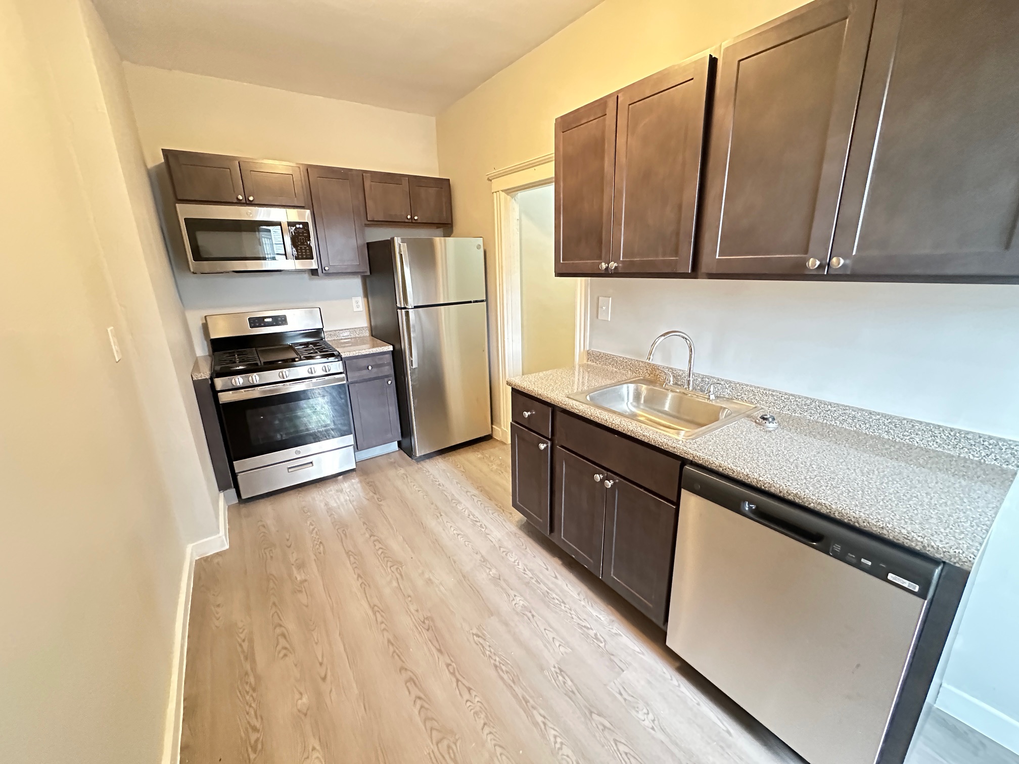 2 bed, 1 bath apartment for rent at 1440 Hyde Park Ave Unit 3R, Hyde Park — photo 2 of 7