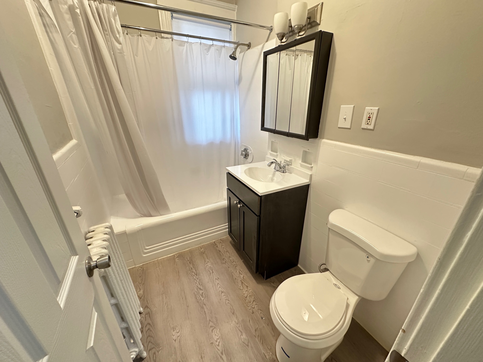 2 bed, 1 bath apartment for rent at 1440 Hyde Park Ave Unit 3R, Hyde Park — photo 3 of 7