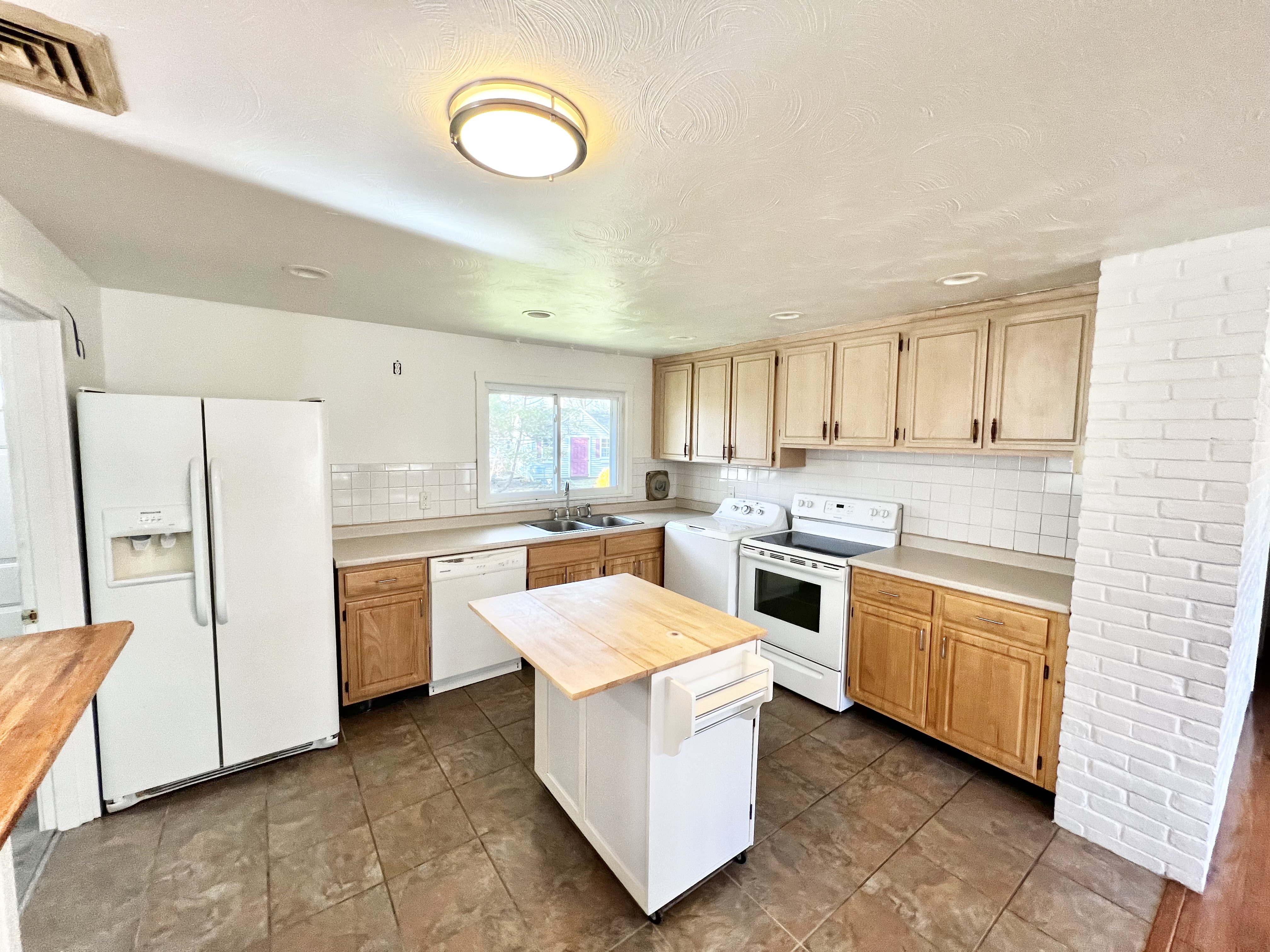 3 bed, 1 bath apartment for rent at 216 Elsie Rd Unit 1, Brockton — photo 3 of 28