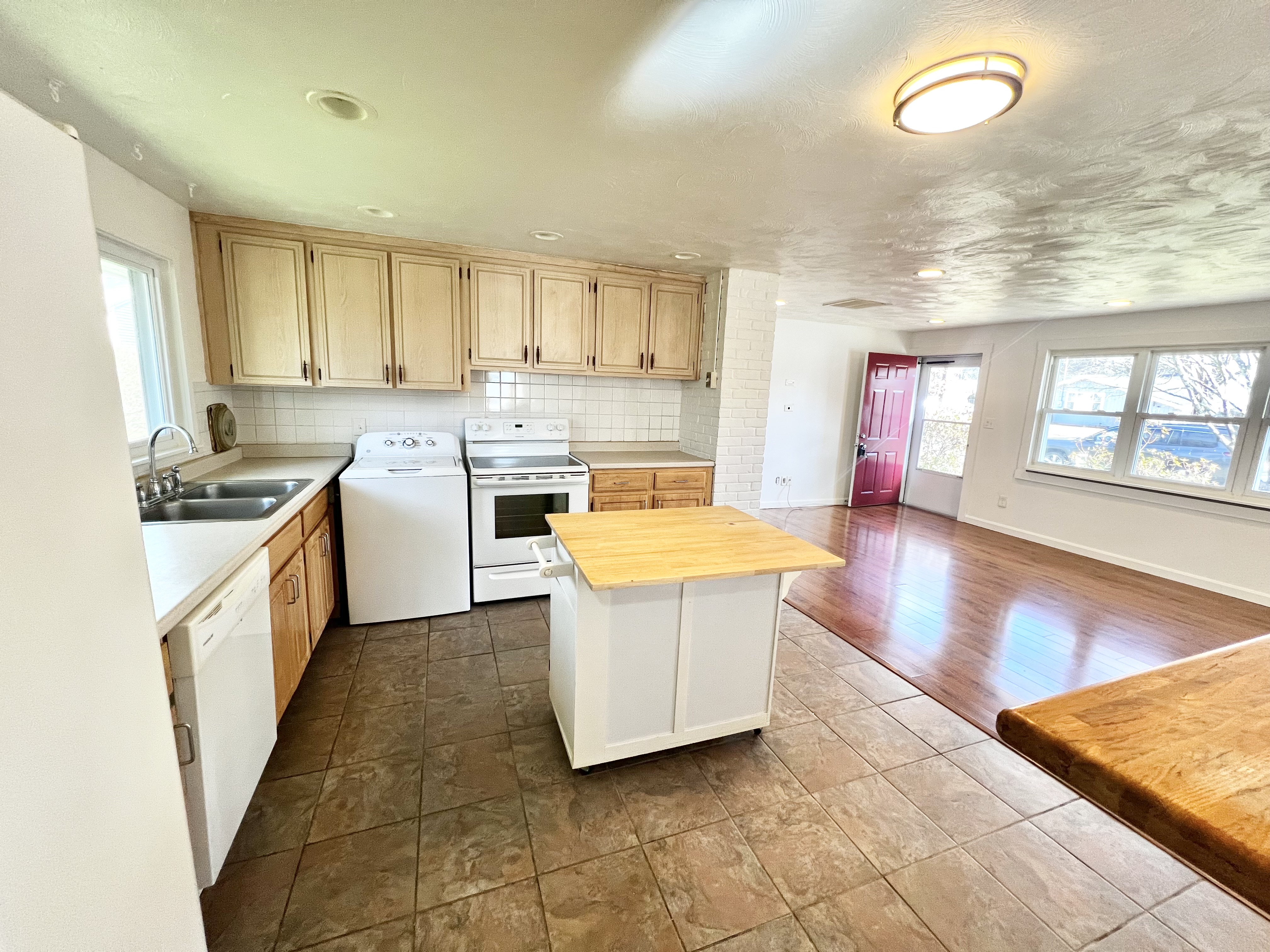 3 bed, 1 bath apartment for rent at 216 Elsie Rd Unit 1, Brockton — photo 4 of 28