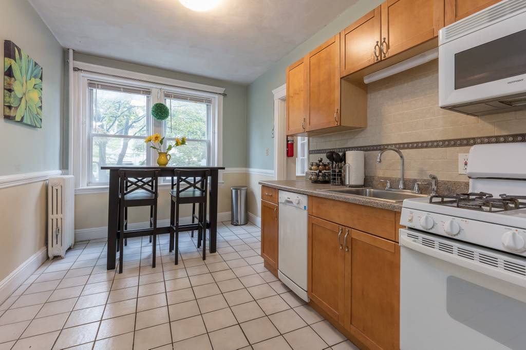 4 bed, 1 bath apartment for rent at 104 Toxteth Unit 2, Longwood — photo 1 of 10