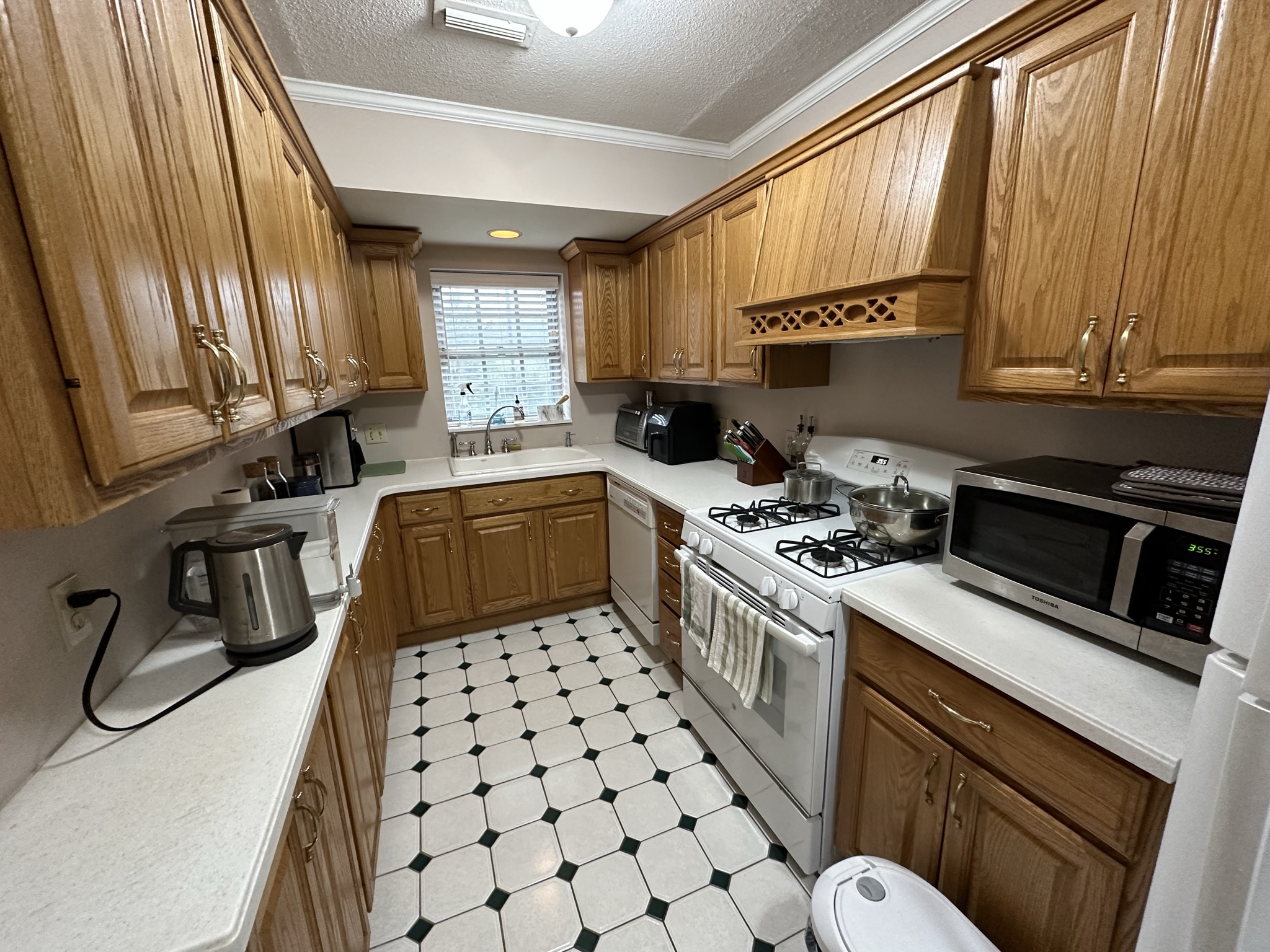 2 bed, 1 bath apartment for rent at 9 Lake Shore Ter Unit 4, Brighton — photo 4 of 7