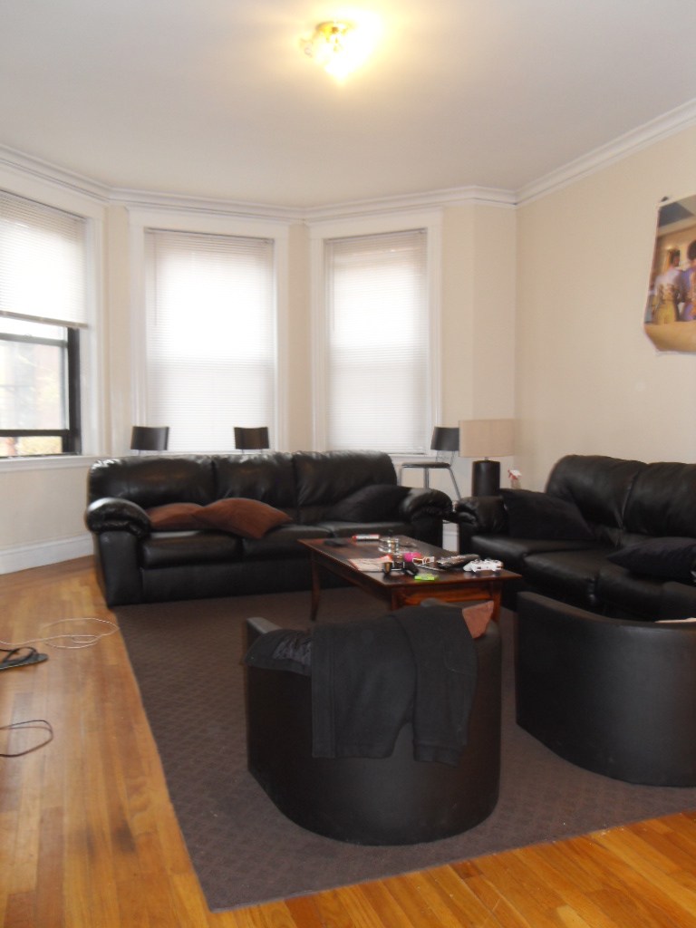 46 Carlton St, Longwood