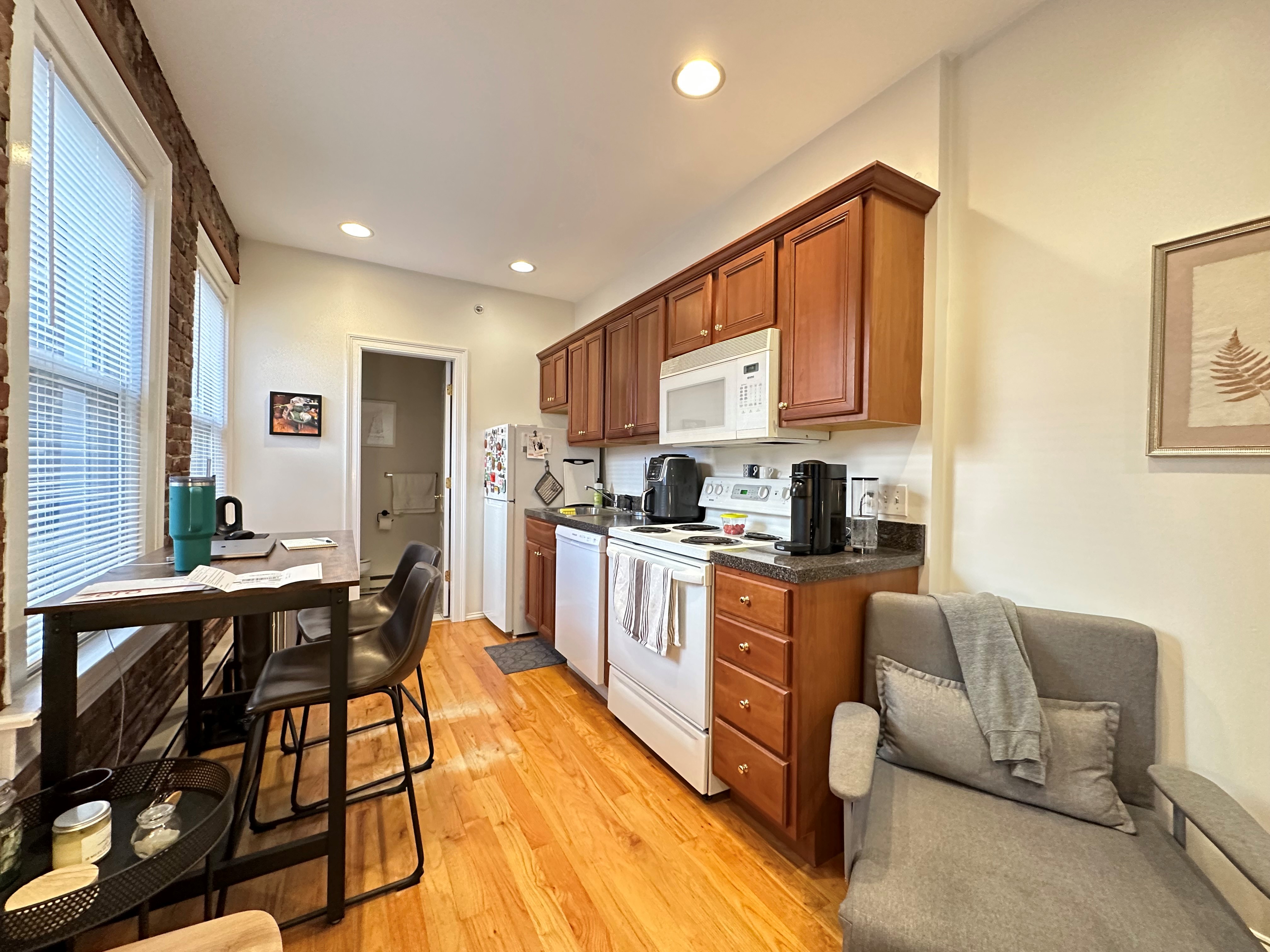 Studio bed, 1 bath apartment for rent at 3 Thacher Ct Unit 2, North End — photo 2 of 5