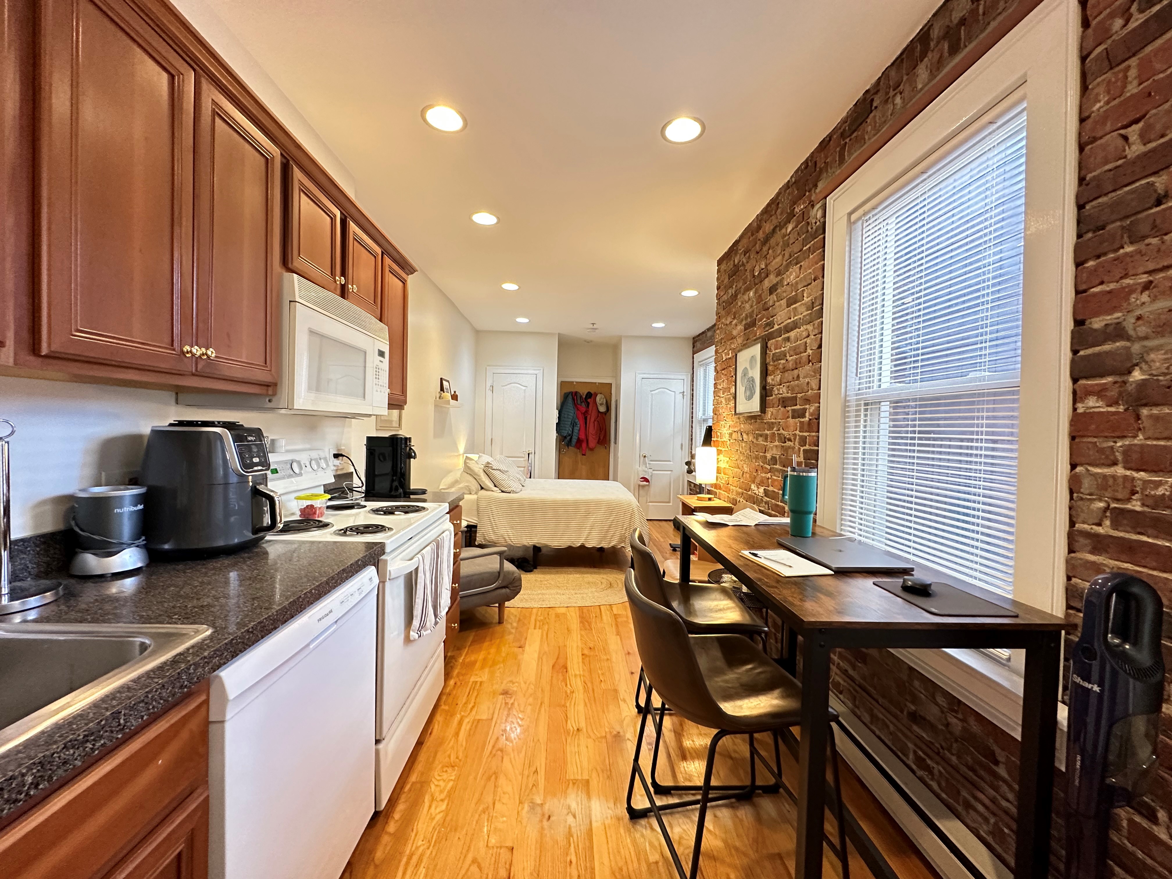 Studio bed, 1 bath apartment for rent at 3 Thacher Ct Unit 2, North End — photo 3 of 5