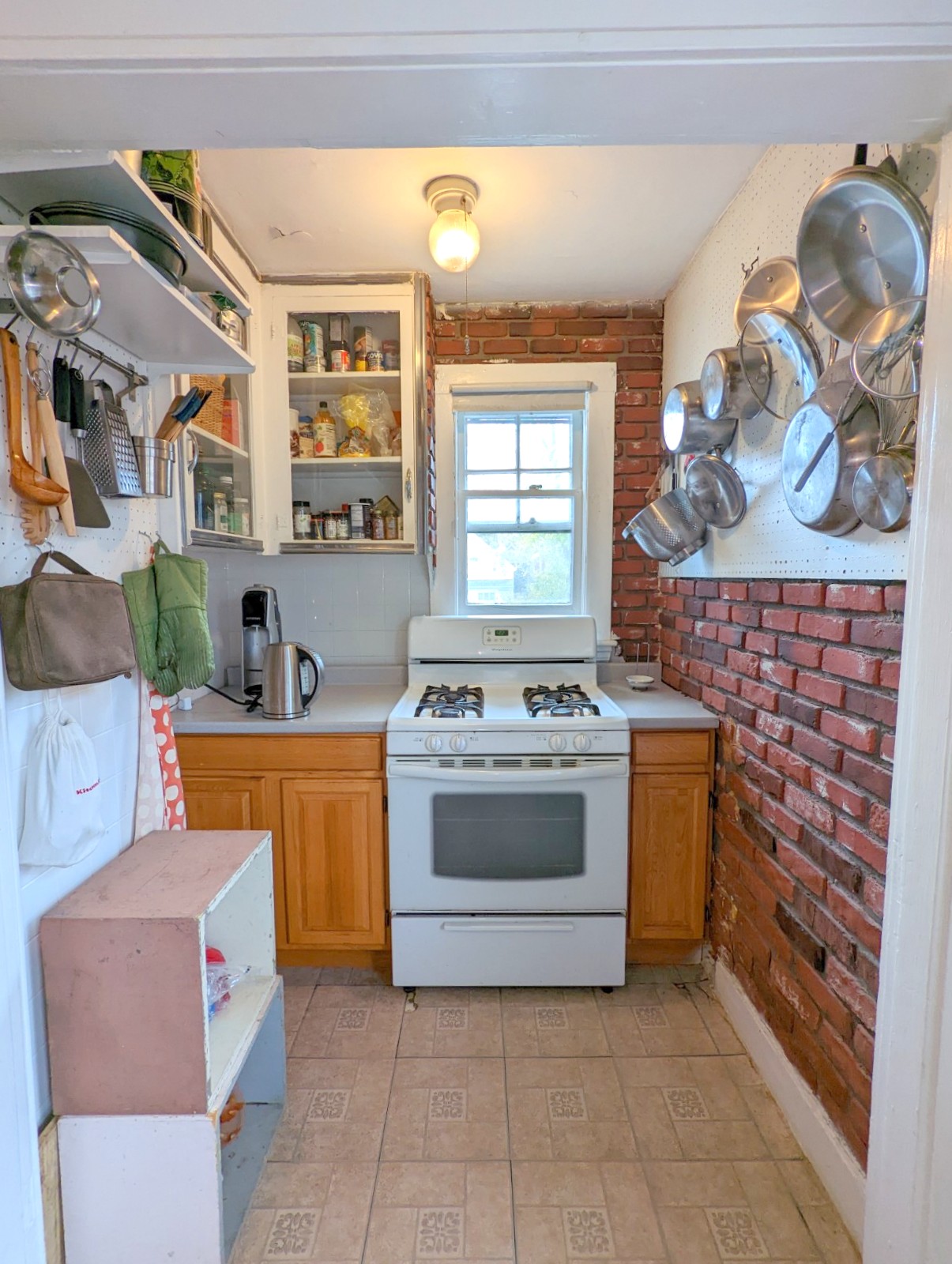 2.5 bed, 1 bath apartment for rent at 74 Cotting St Unit 2, Medford — photo 3 of 13