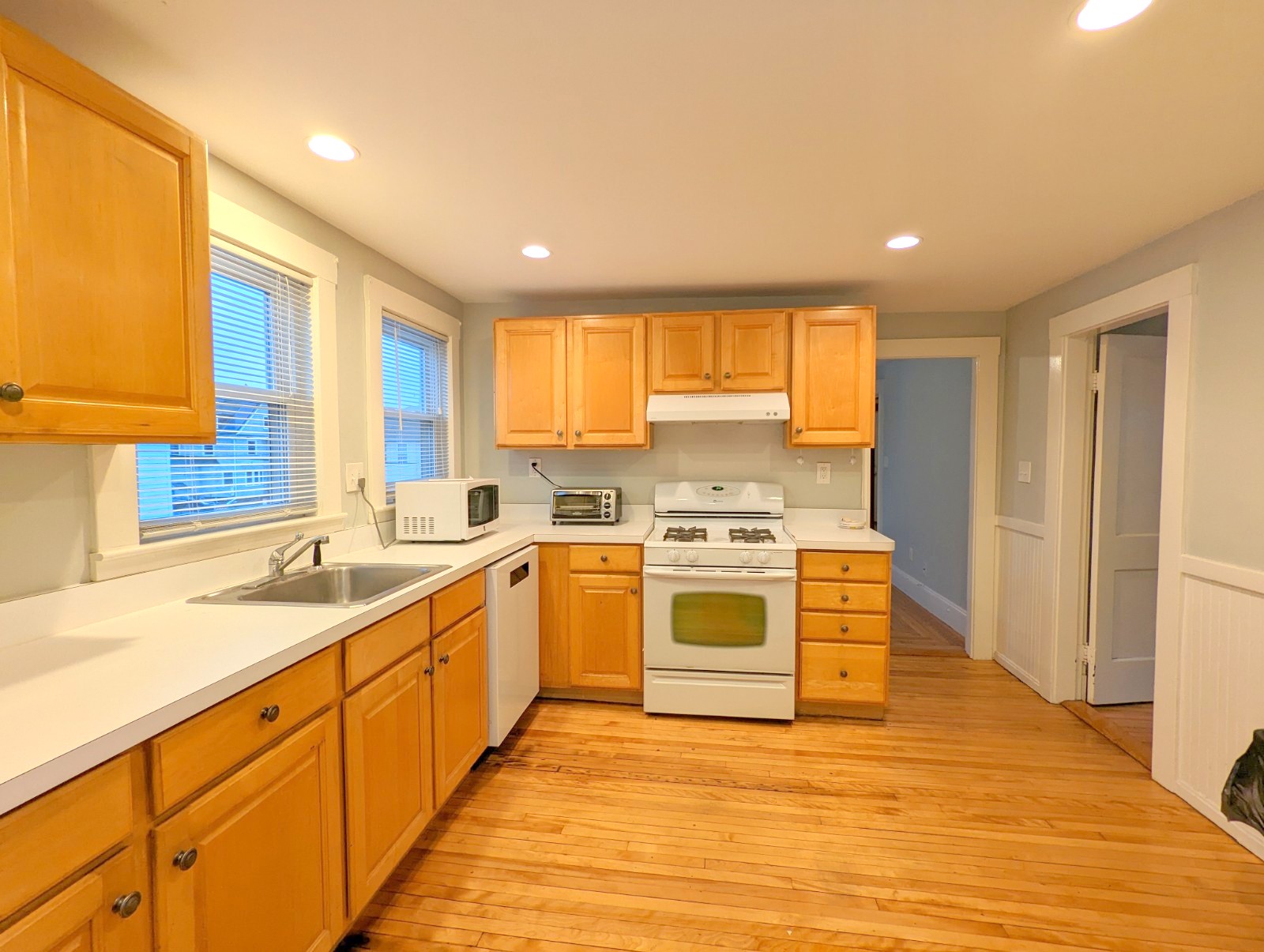 2.5 bed, 1 bath apartment for rent at 66 Thomas St Unit 66, Medford — photo 2 of 19