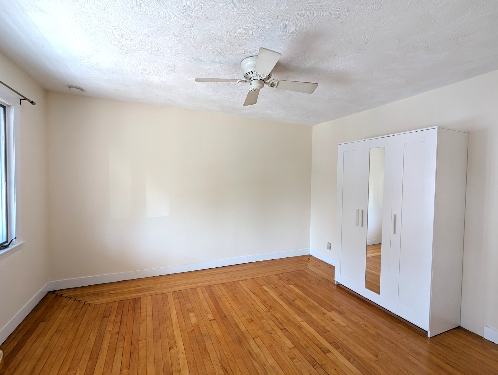 2.5 bed, 1 bath apartment for rent at 14 Maple Ave Unit 14, Medford — photo 16 of 20
