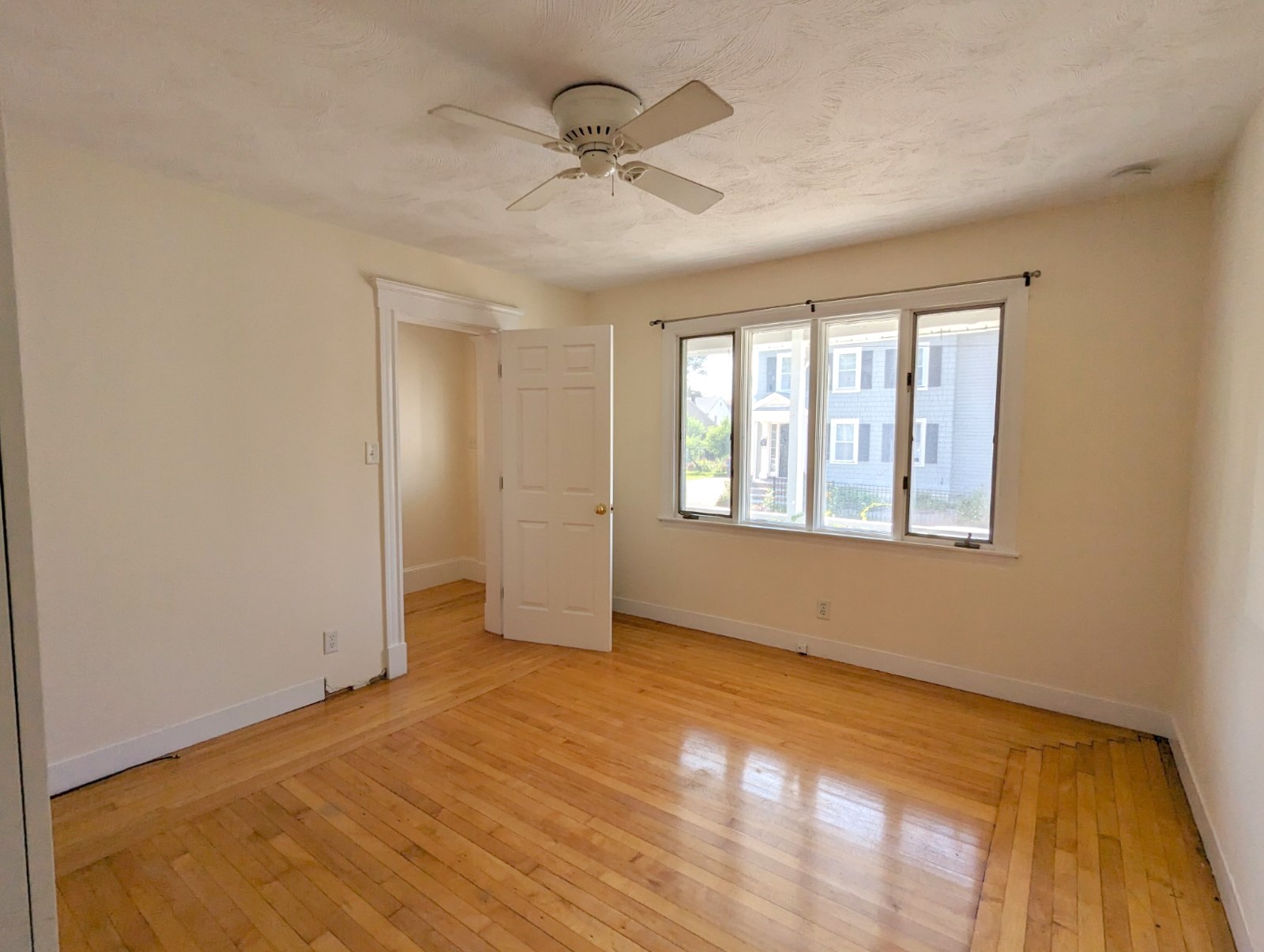 2.5 bed, 1 bath apartment for rent at 14 Maple Ave Unit 14, Medford — photo 17 of 20