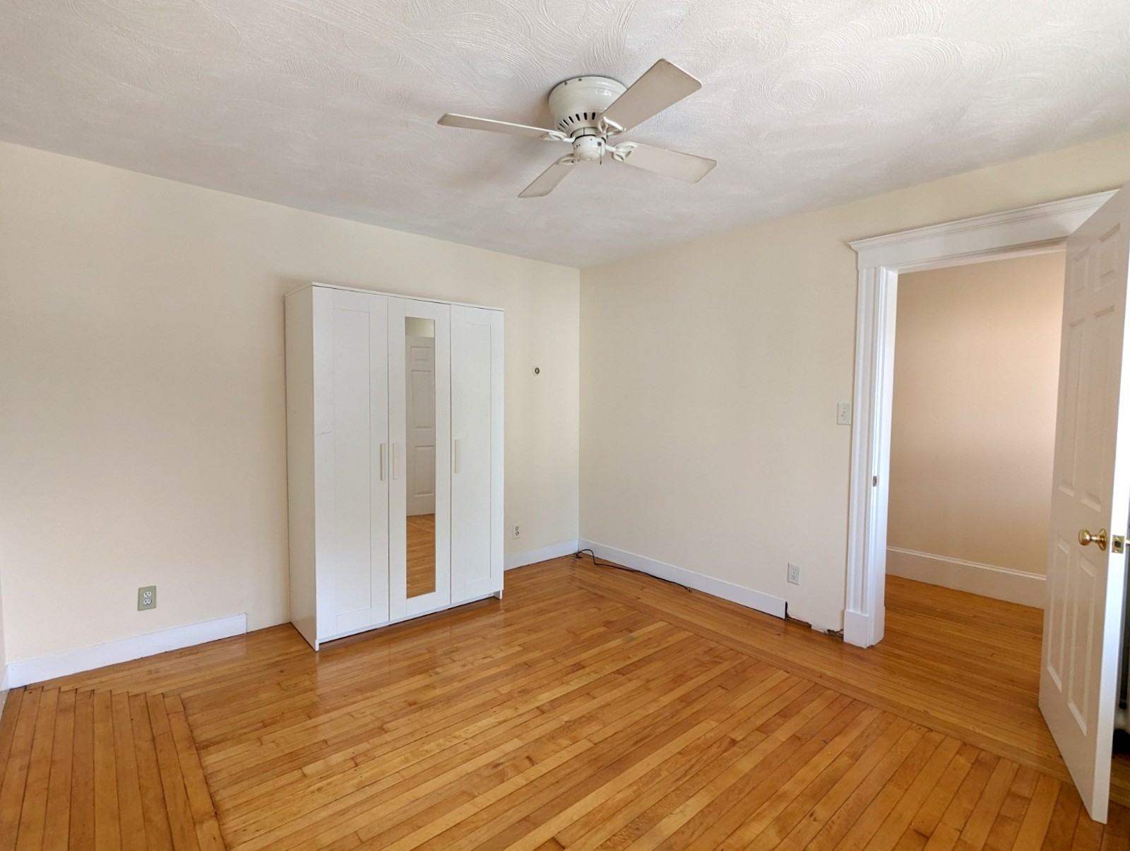 2.5 bed, 1 bath apartment for rent at 14 Maple Ave Unit 14, Medford — photo 18 of 20