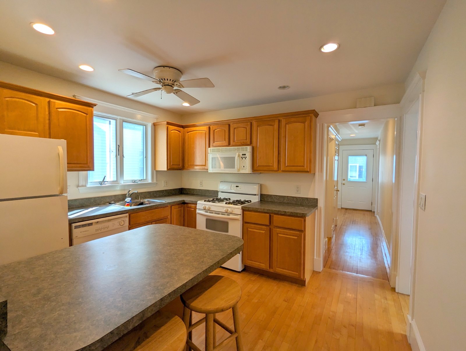 2.5 bed, 1 bath apartment for rent at 14 Maple Ave Unit 14, Medford