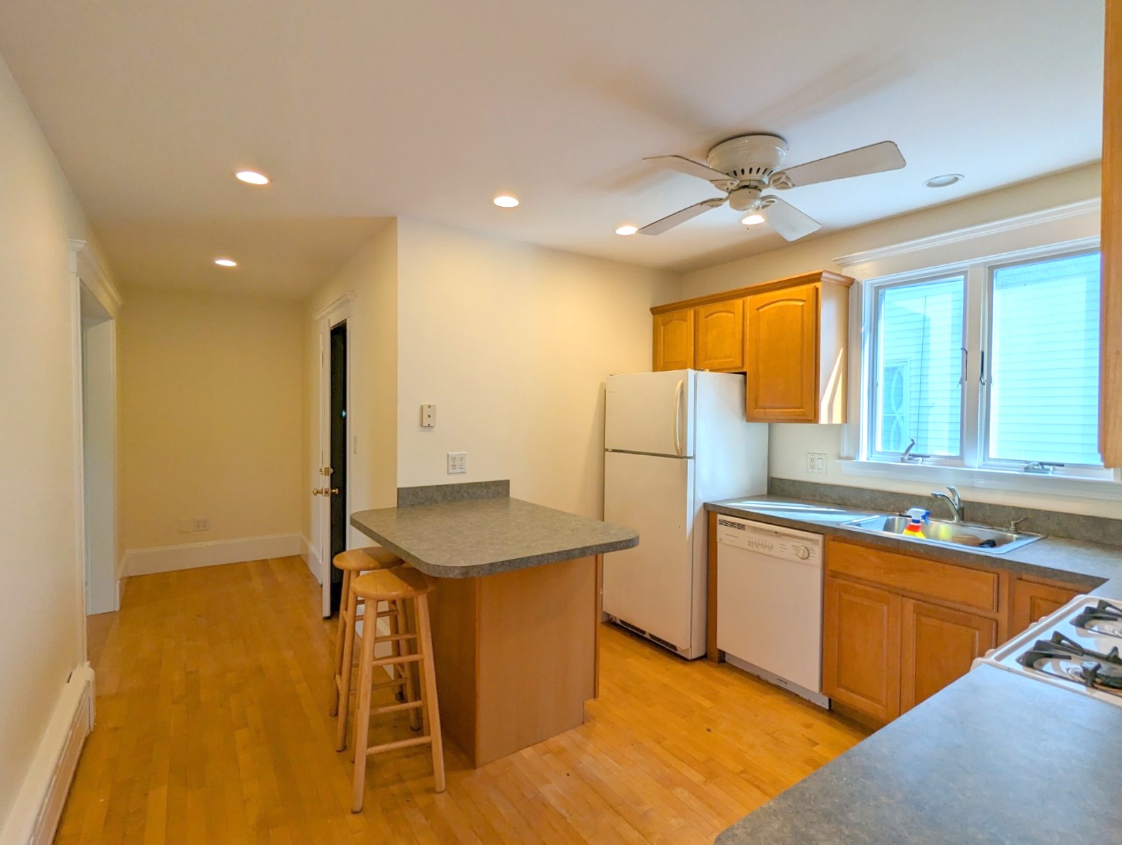 2.5 bed, 1 bath apartment for rent at 14 Maple Ave Unit 14, Medford — photo 3 of 20