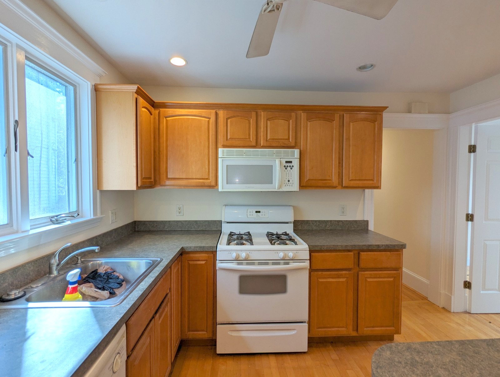 2.5 bed, 1 bath apartment for rent at 14 Maple Ave Unit 14, Medford — photo 2 of 20